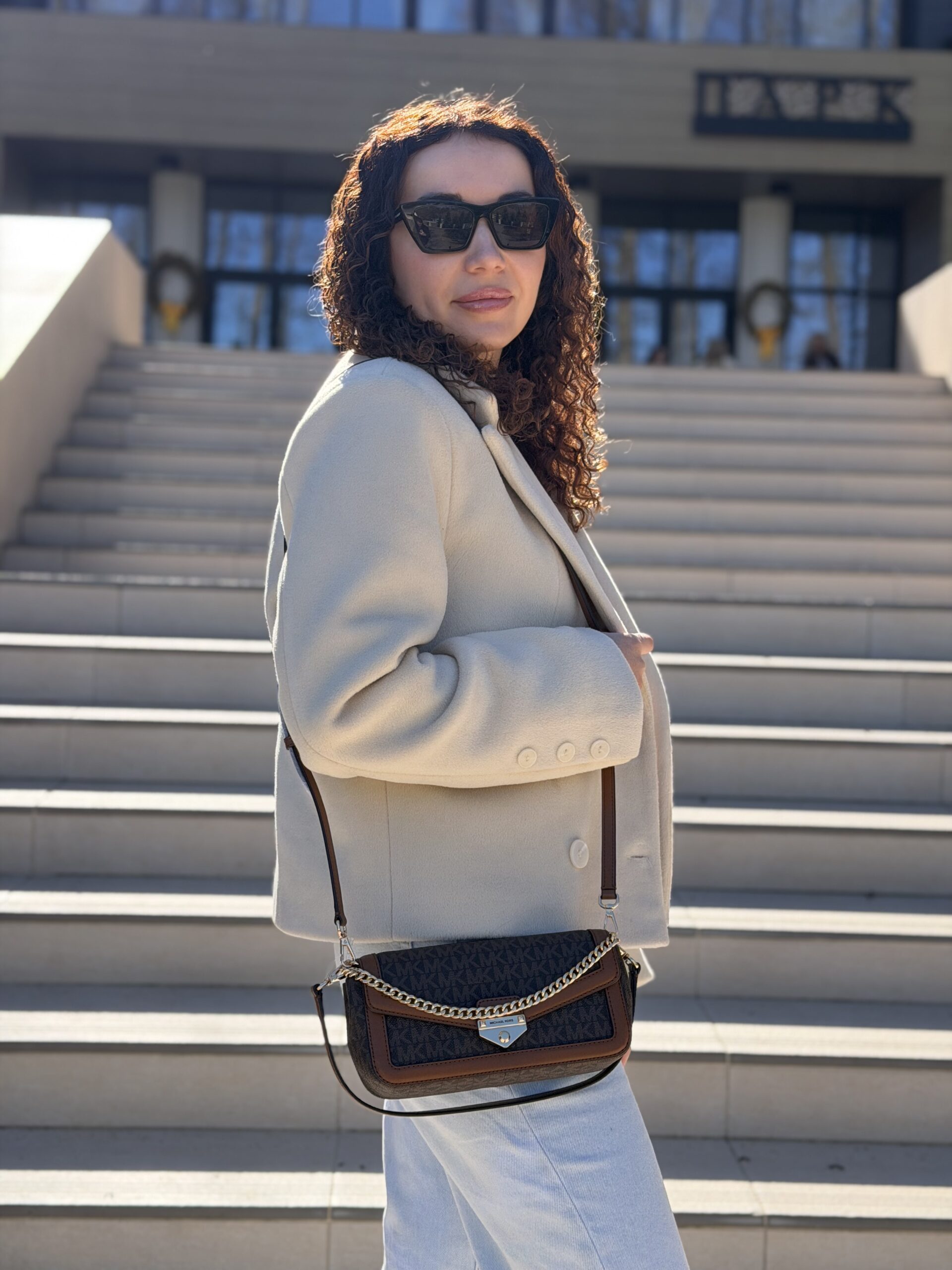 Soho Small Signature Logo Convertible Crossbody Bag у кольорі Brown — жіноча сумка Michael Kors - Зображення 5