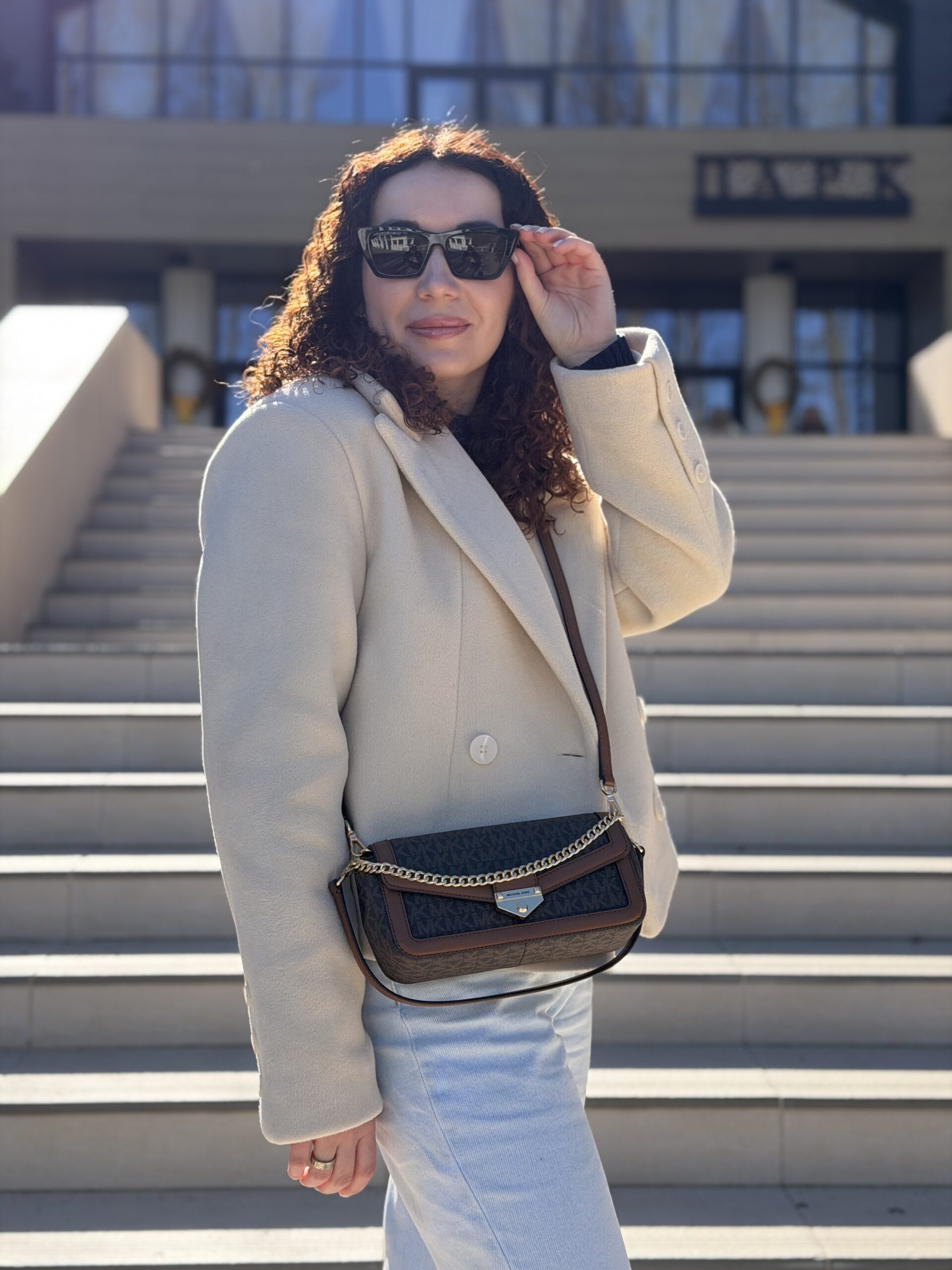 Soho Small Signature Logo Convertible Crossbody Bag у кольорі Brown — жіноча сумка Michael Kors - Зображення 3