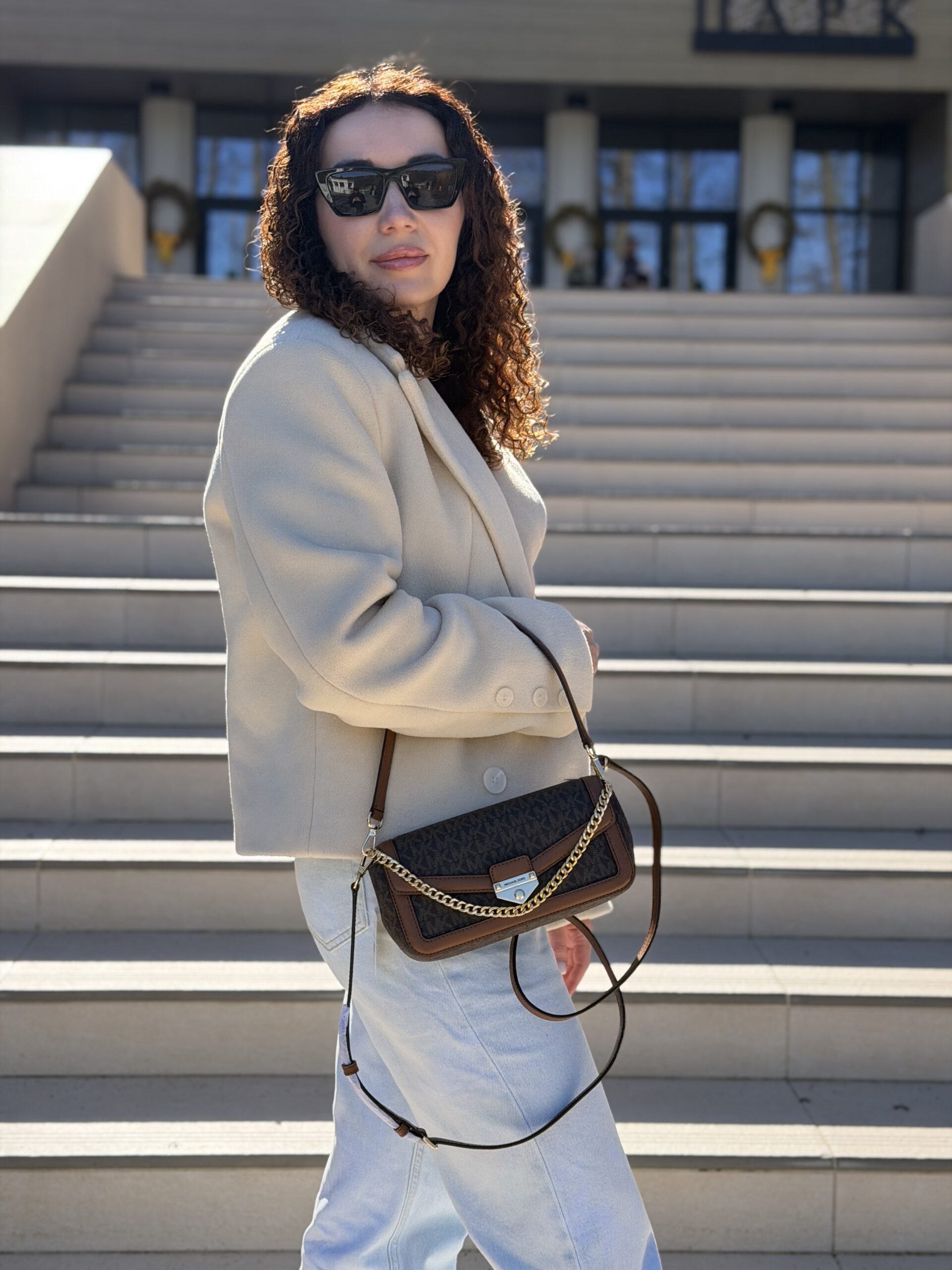 Soho Small Signature Logo Convertible Crossbody Bag у кольорі Brown — жіноча сумка Michael Kors - Зображення 8