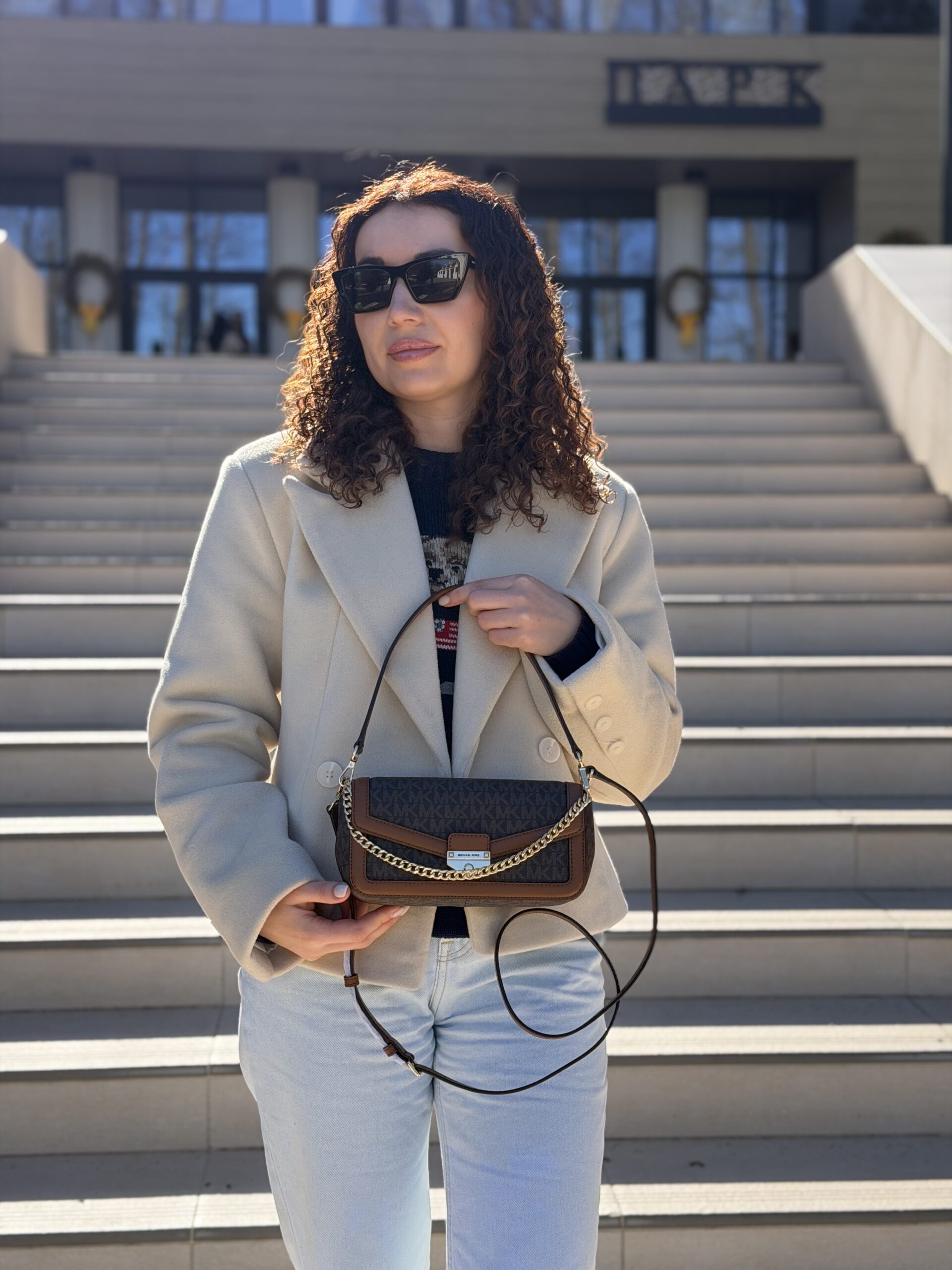 Soho Small Signature Logo Convertible Crossbody Bag у кольорі Brown — жіноча сумка Michael Kors - Зображення 10