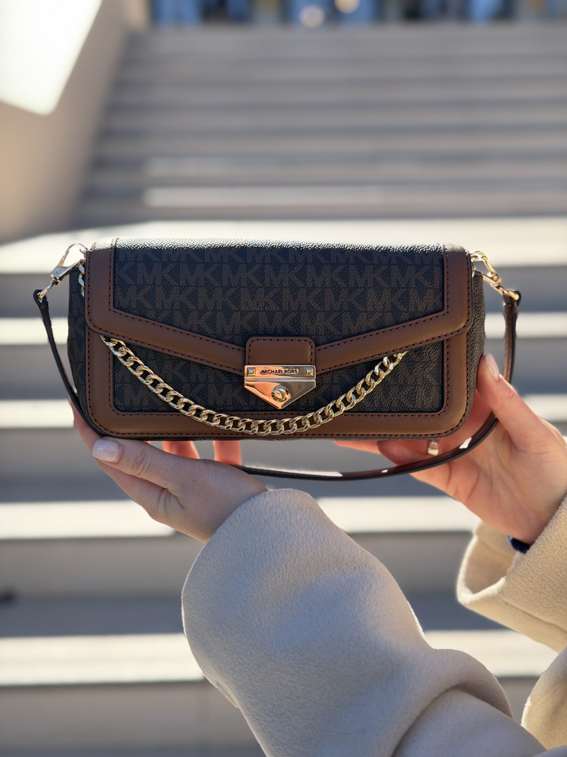 Soho Small Signature Logo Convertible Crossbody Bag у кольорі Brown — жіноча сумка Michael Kors