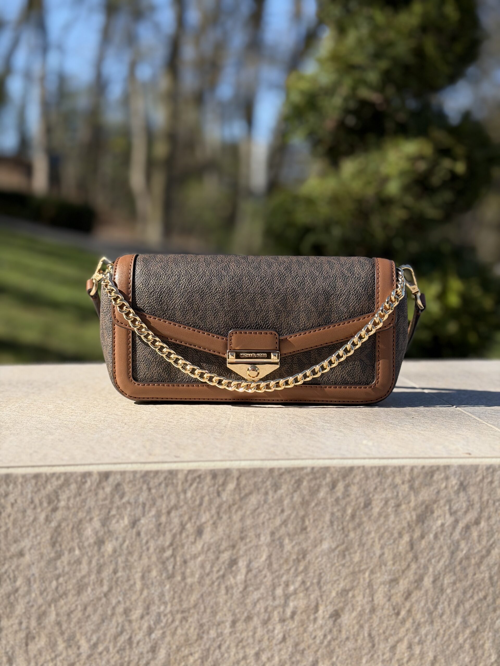 Soho Small Signature Logo Convertible Crossbody Bag у кольорі Brown — жіноча сумка Michael Kors - Зображення 7