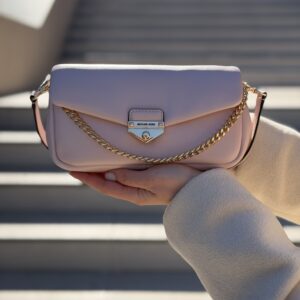 Soho Small Convertible Shoulder Bag у кольорі Powder Blush — жіноча сумка Michael Kors