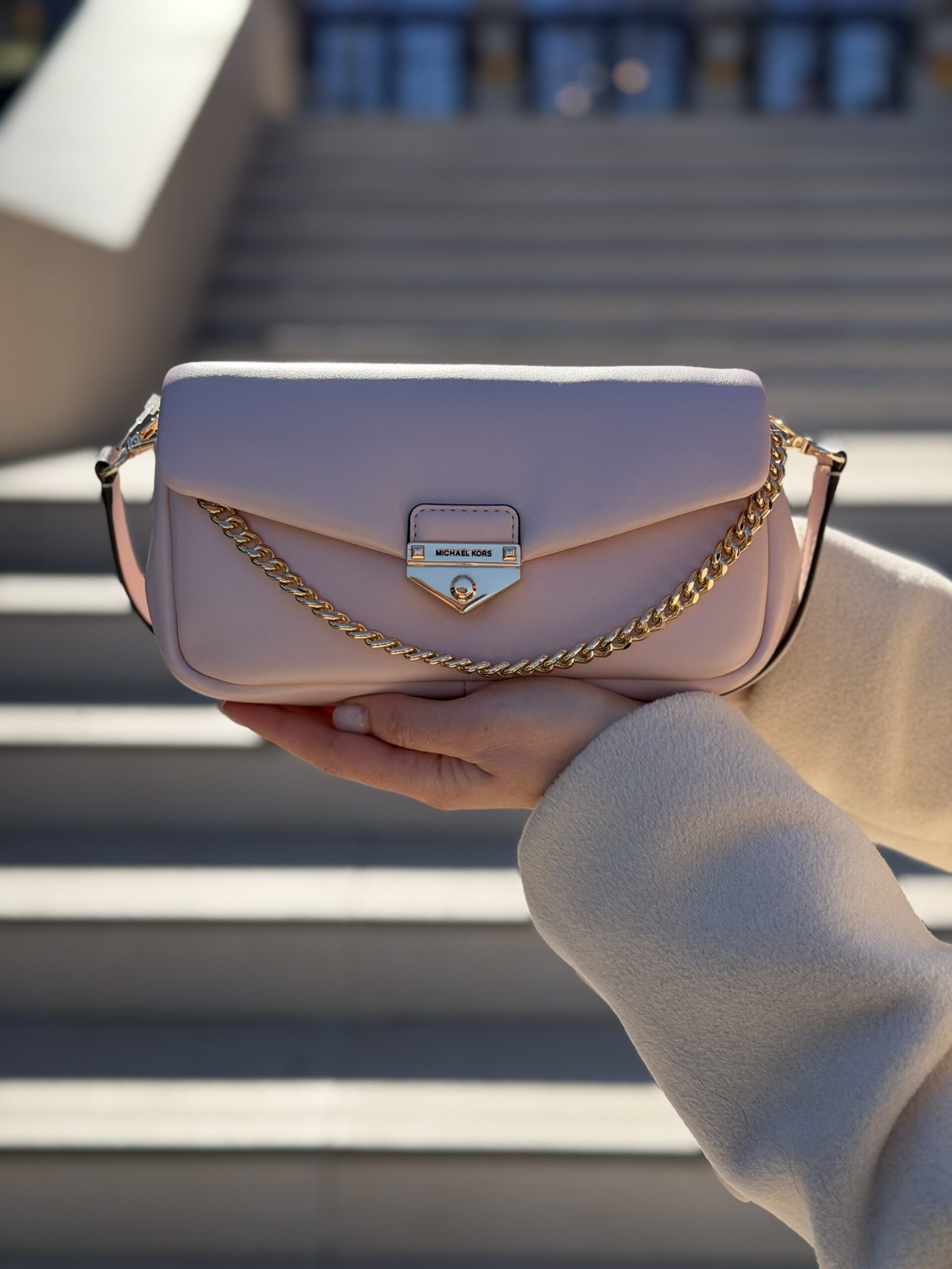 Soho Small Convertible Shoulder Bag у кольорі Powder Blush — жіноча сумка Michael Kors