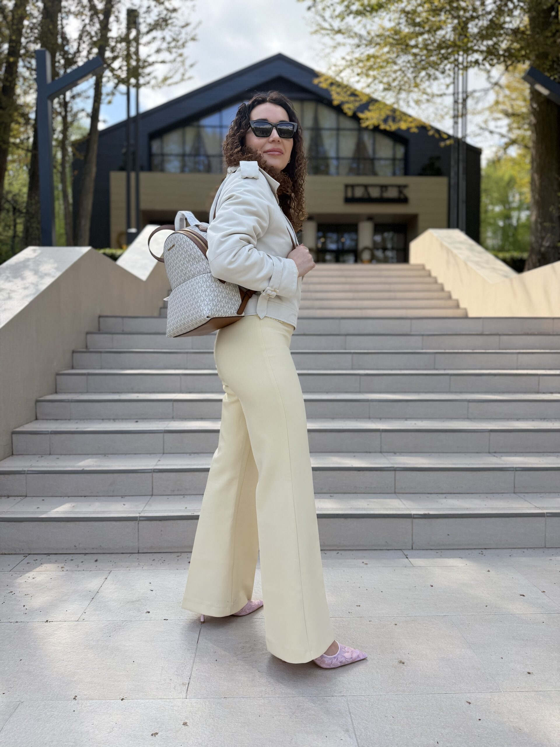 Sheila Medium Logo Backpack у кольорі Vanilla — жіночий рюкзак Michael Kors - Зображення 2