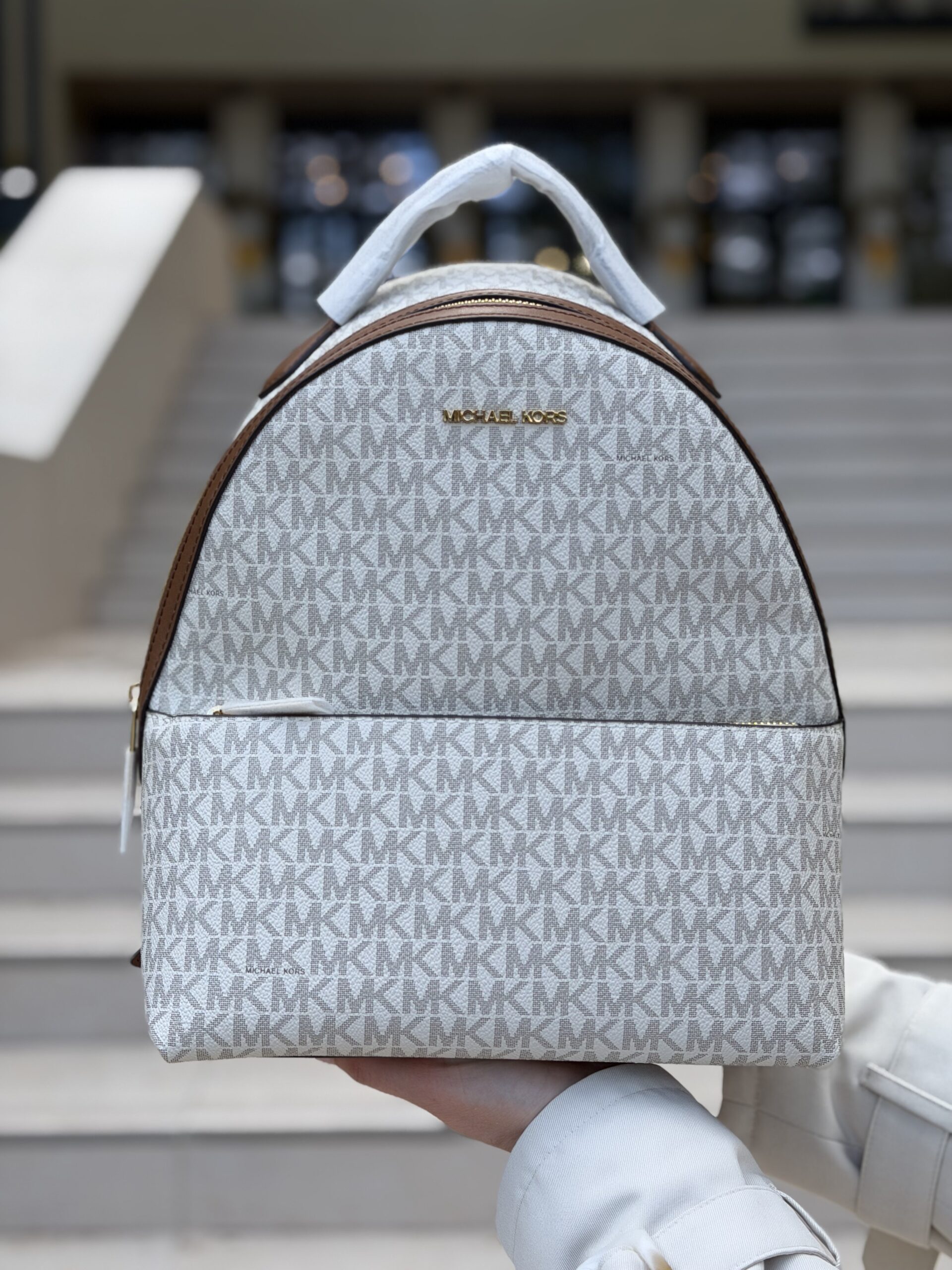 Sheila Medium Logo Backpack у кольорі Vanilla — жіночий рюкзак Michael Kors
