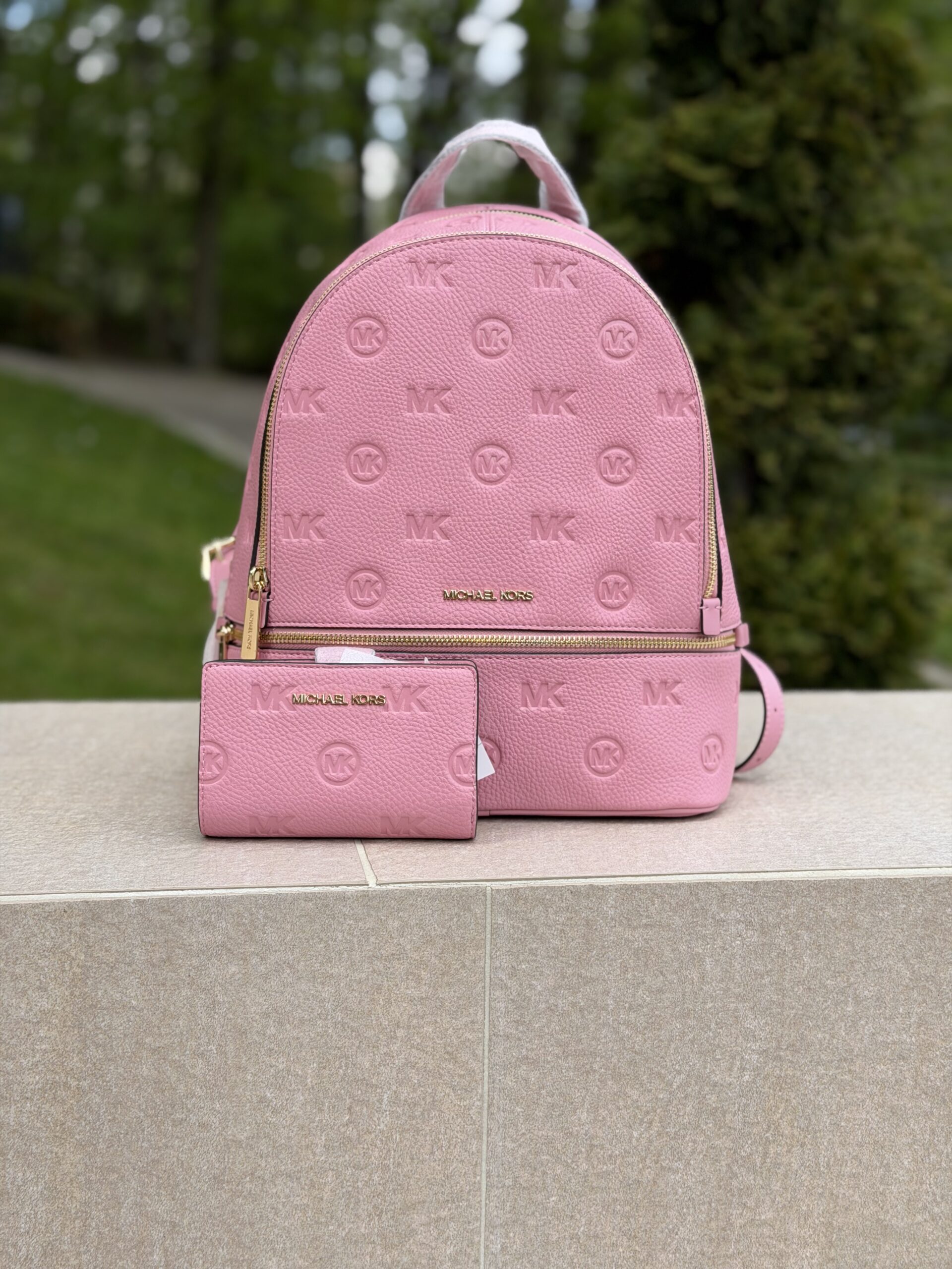Rhea Medium Logo Debossed Backpack у кольорі Carnation — жіночий рюкзак Michael Kors - Зображення 7