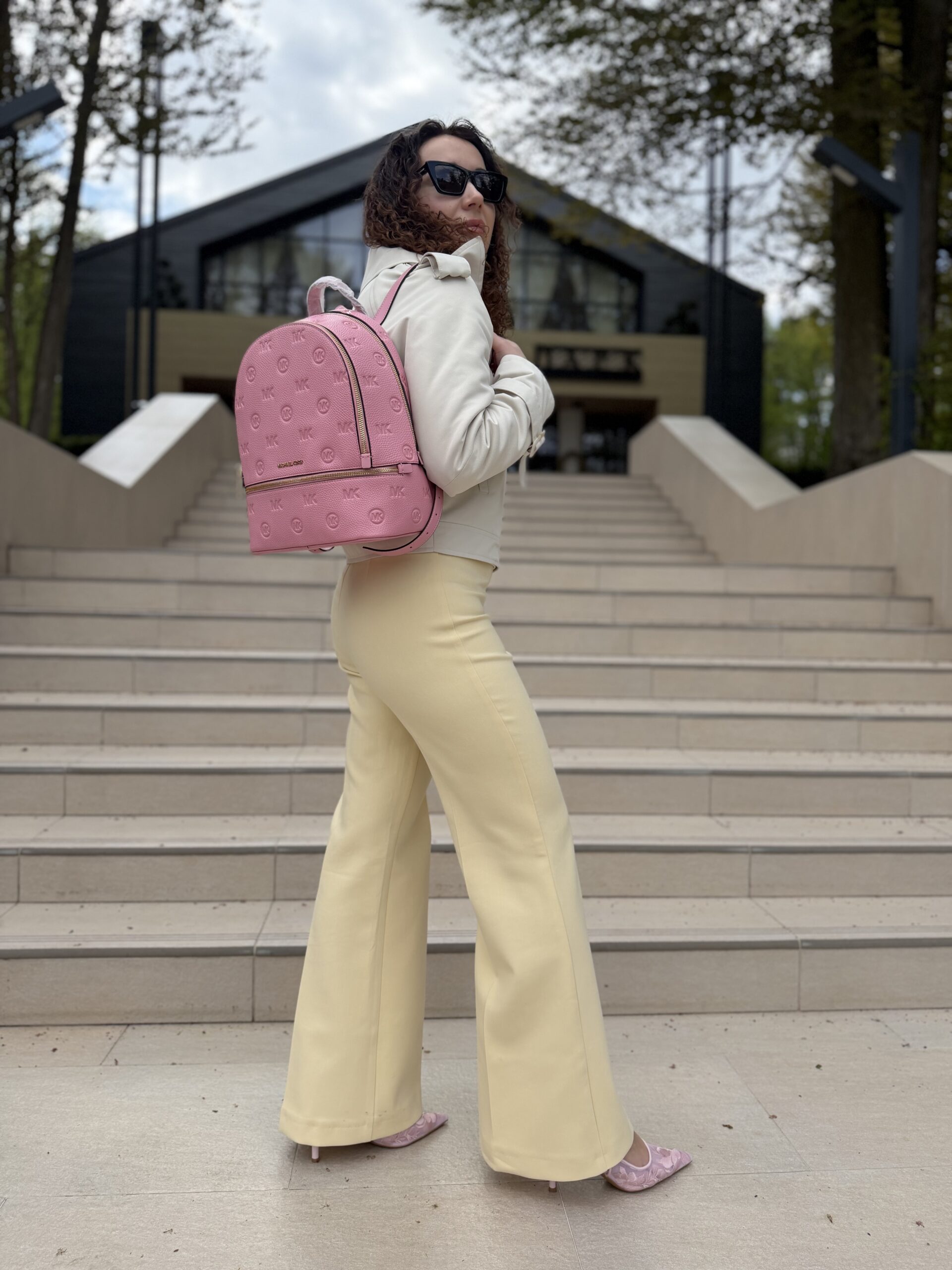 Rhea Medium Logo Debossed Backpack у кольорі Carnation — жіночий рюкзак Michael Kors - Зображення 9