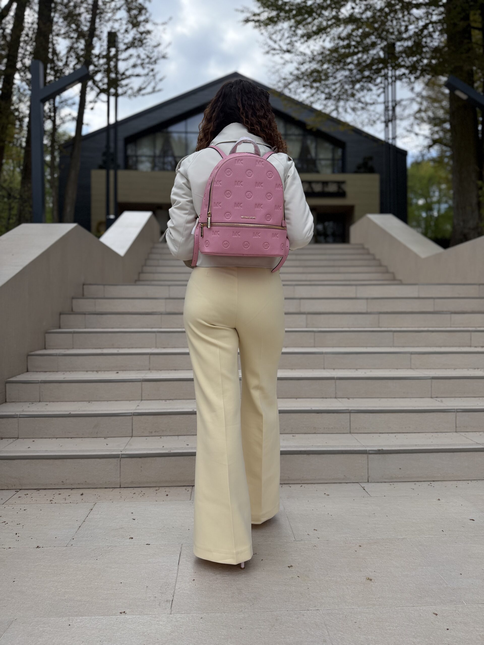 Rhea Medium Logo Debossed Backpack у кольорі Carnation — жіночий рюкзак Michael Kors - Зображення 2