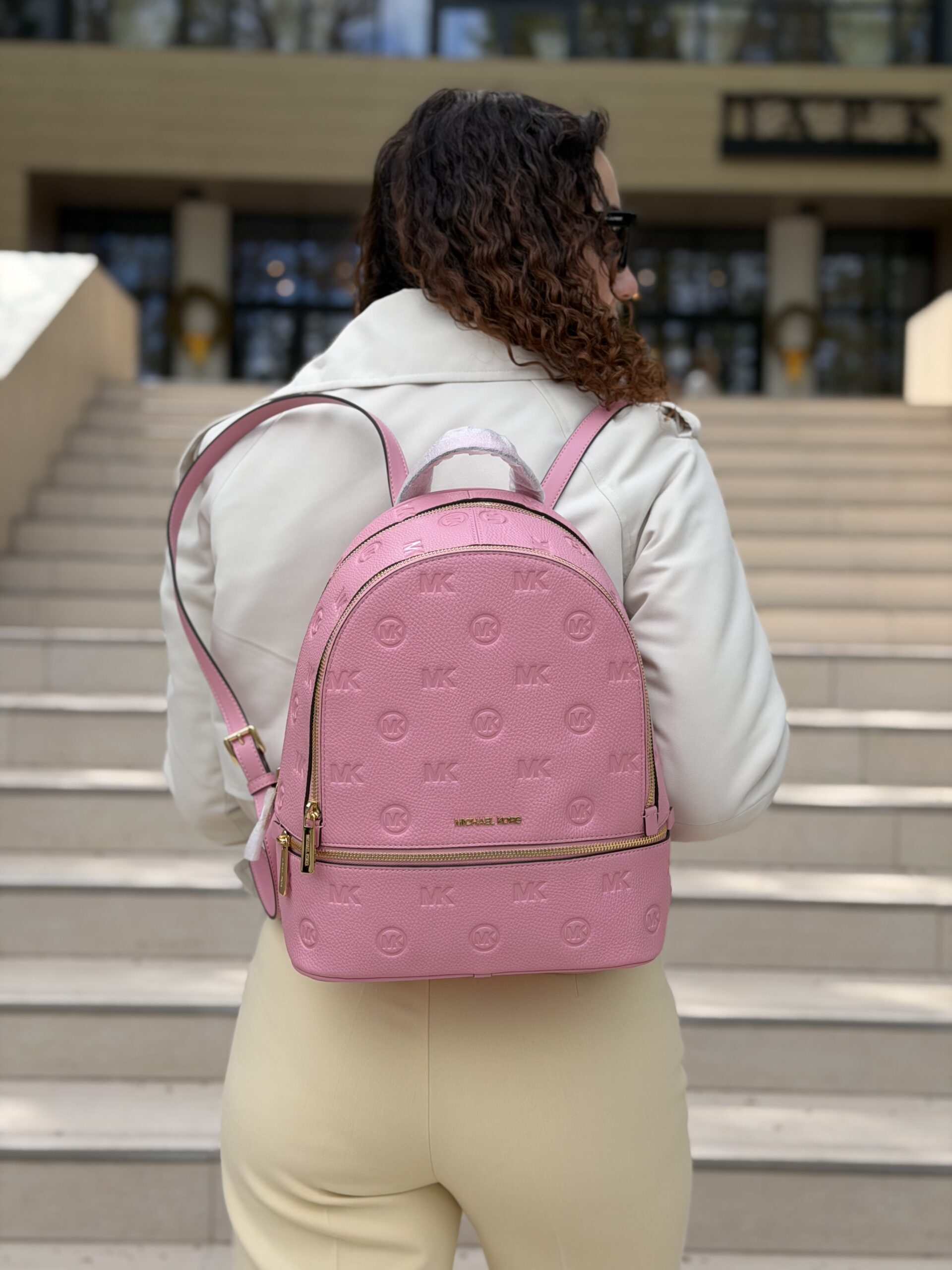 Rhea Medium Logo Debossed Backpack у кольорі Carnation — жіночий рюкзак Michael Kors - Зображення 3