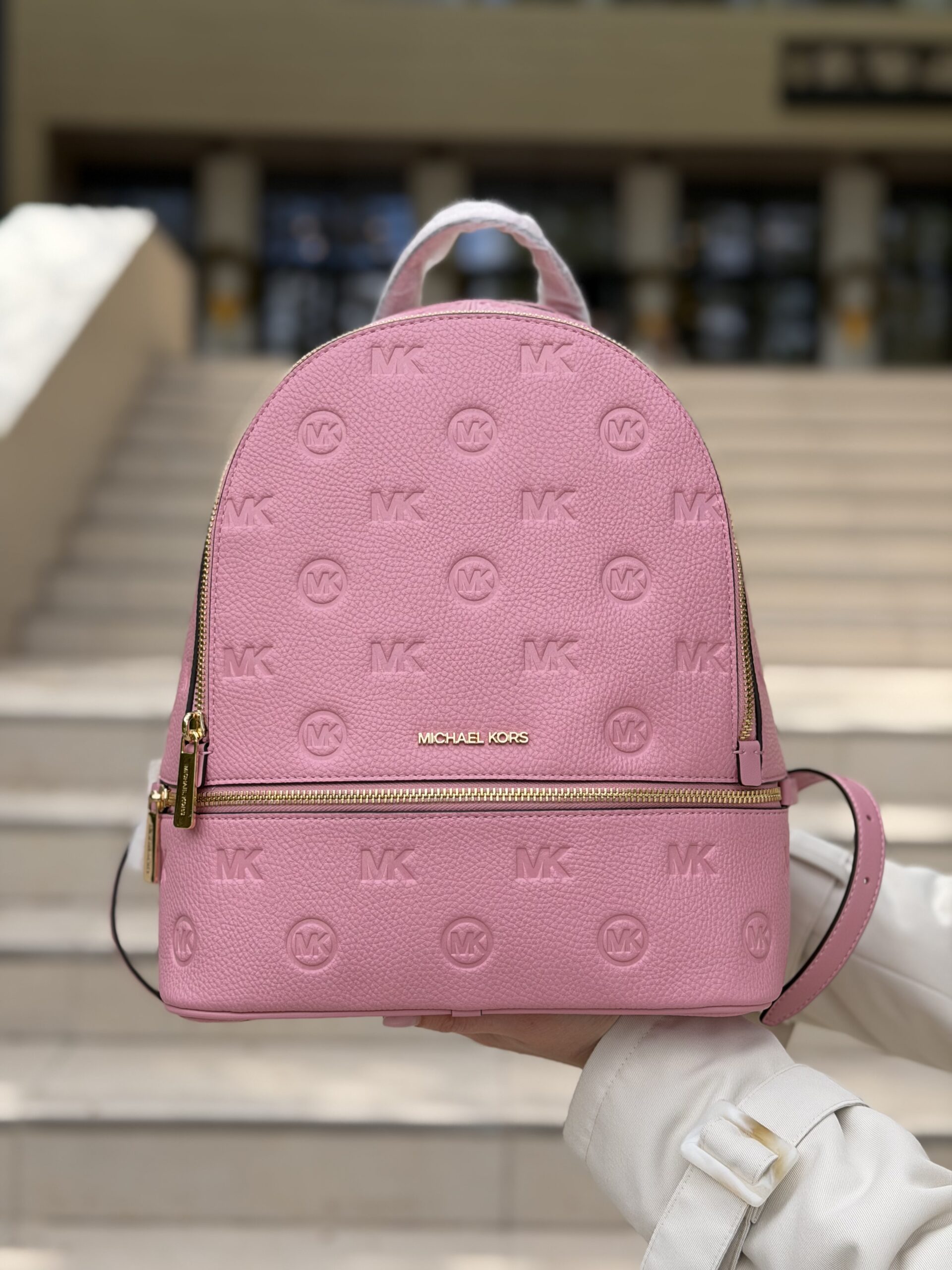 Rhea Medium Logo Debossed Backpack у кольорі Carnation — жіночий рюкзак Michael Kors