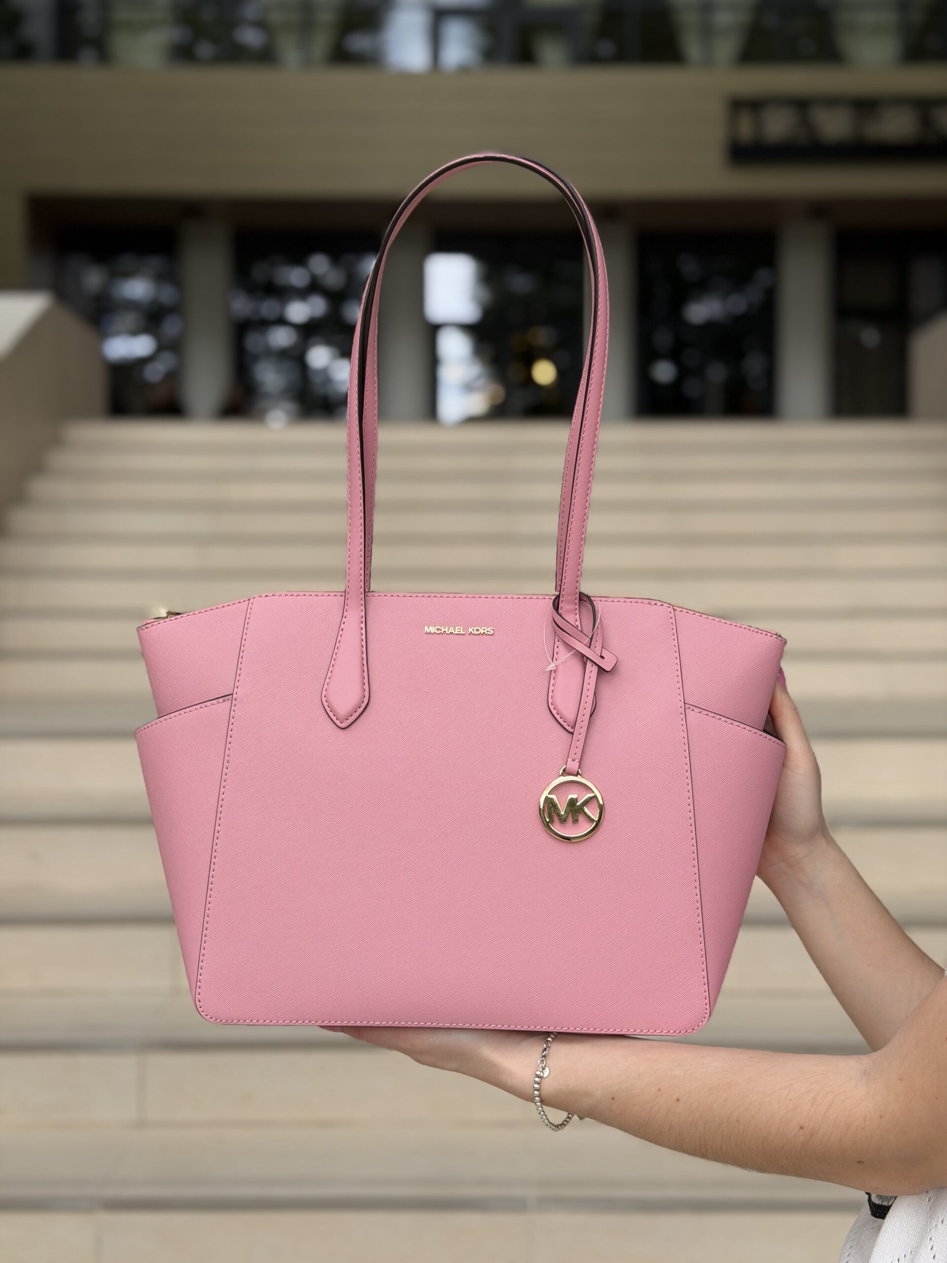 Marilyn Medium Saffiano Leather Tote Bag у кольорі Carnation — жіноча сумка Michael Kors