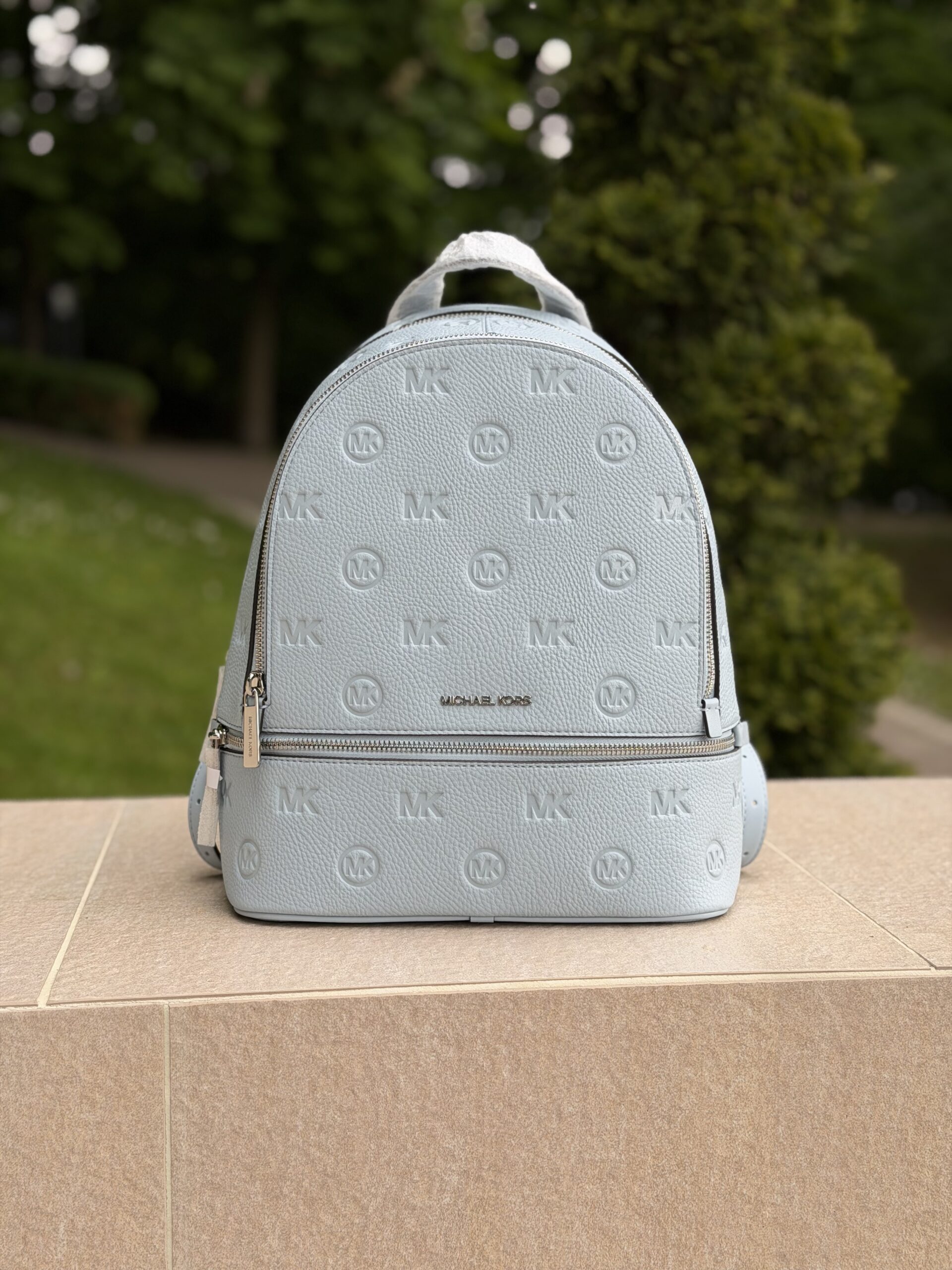 Rhea Medium Logo Debossed Backpack у кольорі Pale Ocean — жіночий рюкзак Michael Kors - Зображення 3