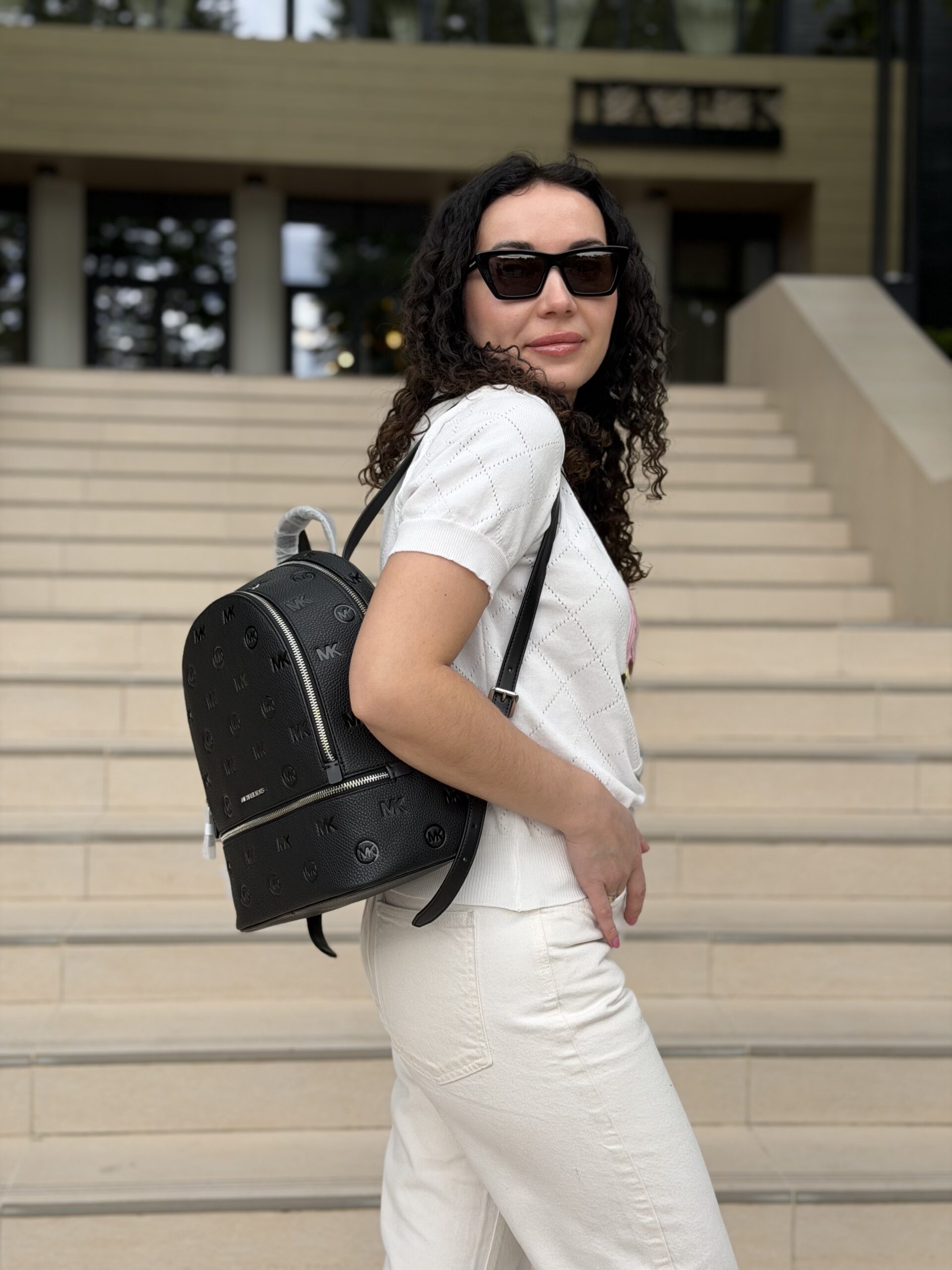 Rhea Medium Logo Debossed Backpack у кольорі Black — жіночий рюкзак Michael Kors - Зображення 2