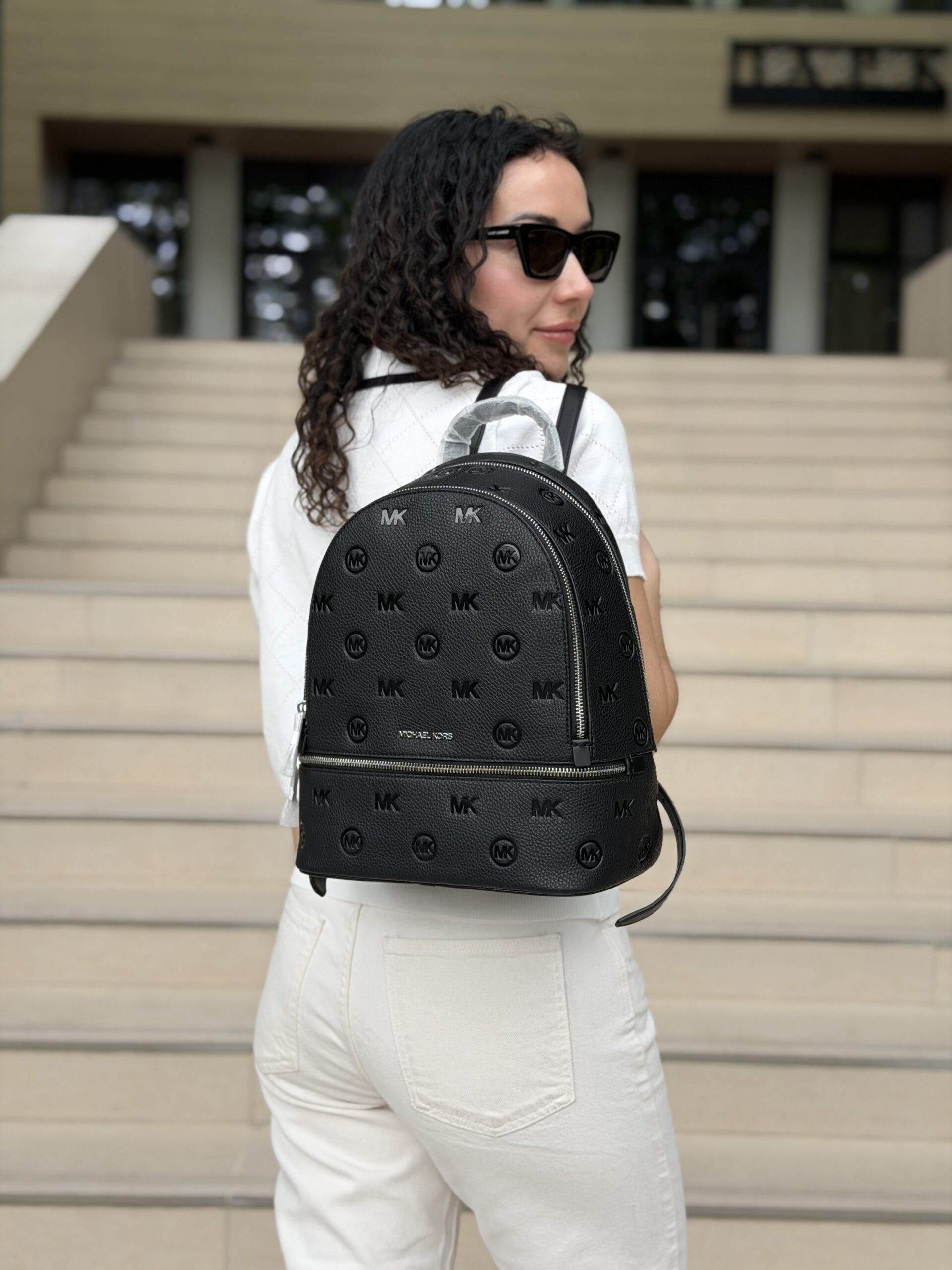 Rhea Medium Logo Debossed Backpack у кольорі Black — жіночий рюкзак Michael Kors - Зображення 8