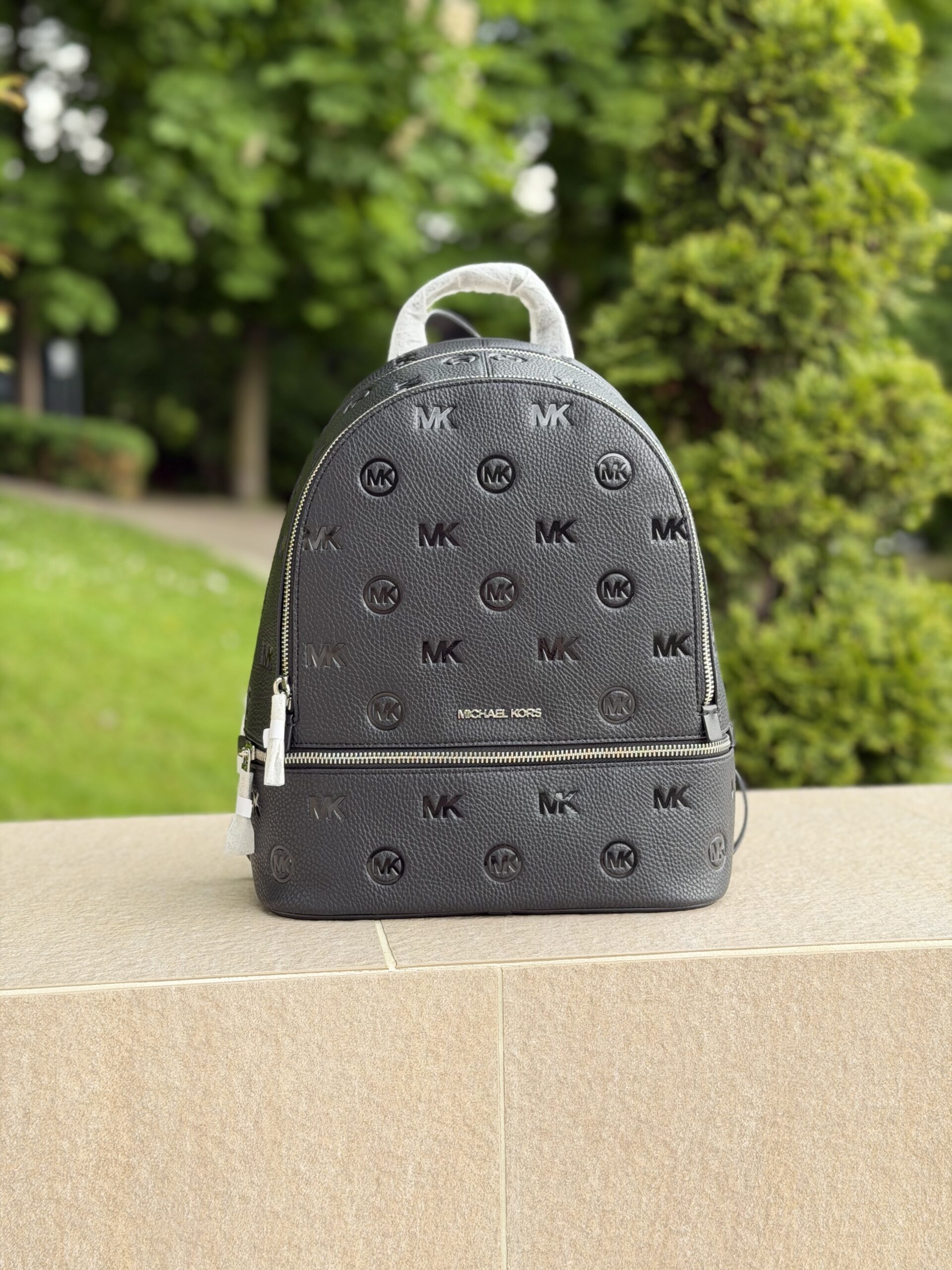 Rhea Medium Logo Debossed Backpack у кольорі Black — жіночий рюкзак Michael Kors - Зображення 3