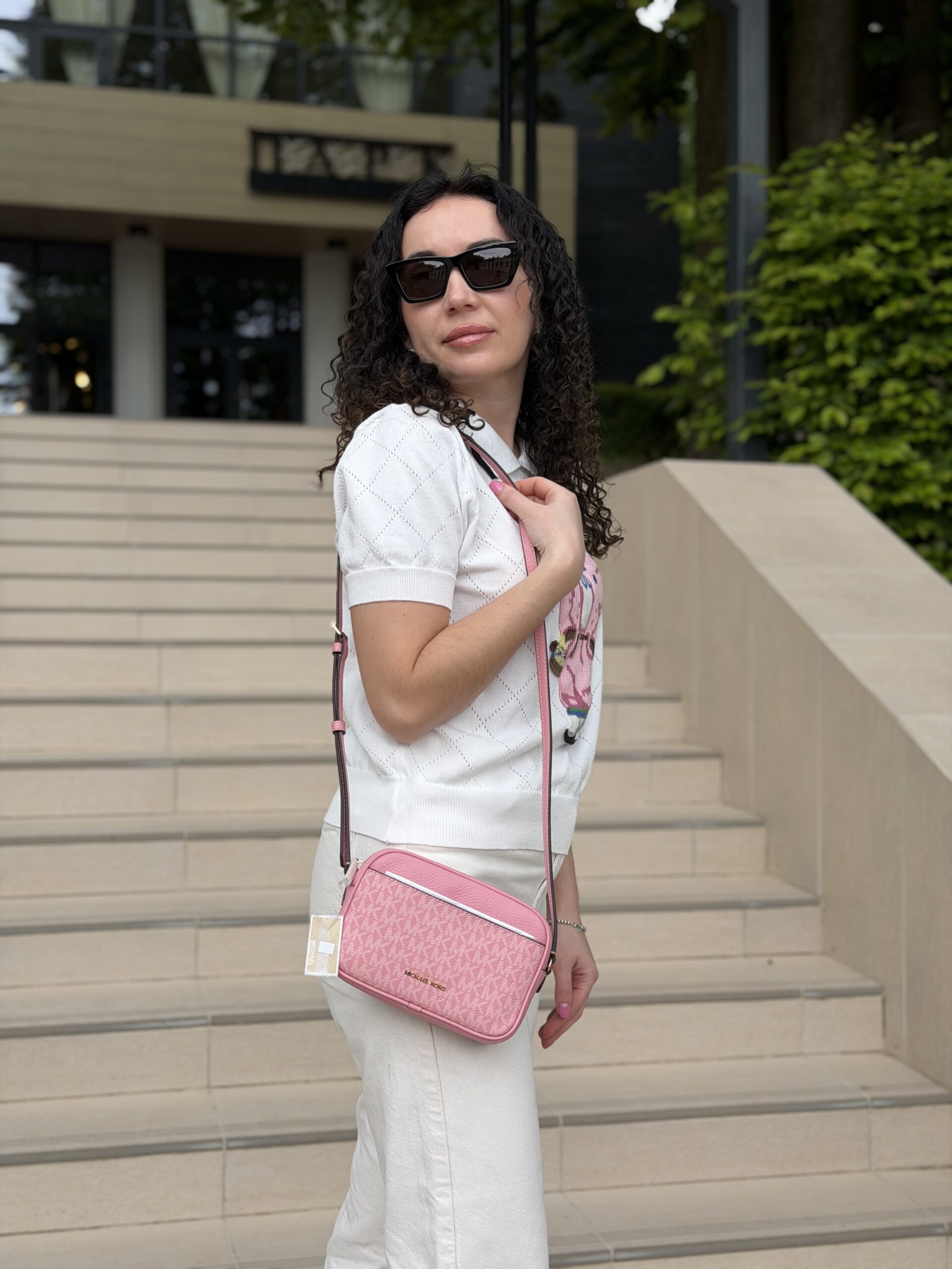 Jet Set Small Signature Logo Camera Crossbody Bag у кольорі Carnation Oeillet — жіноча сумка Michael Kors - Зображення 2