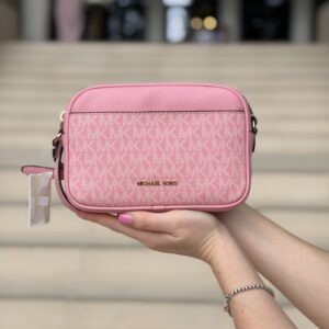 Jet Set Small Signature Logo Camera Crossbody Bag у кольорі Carnation Oeillet — жіноча сумка Michael Kors