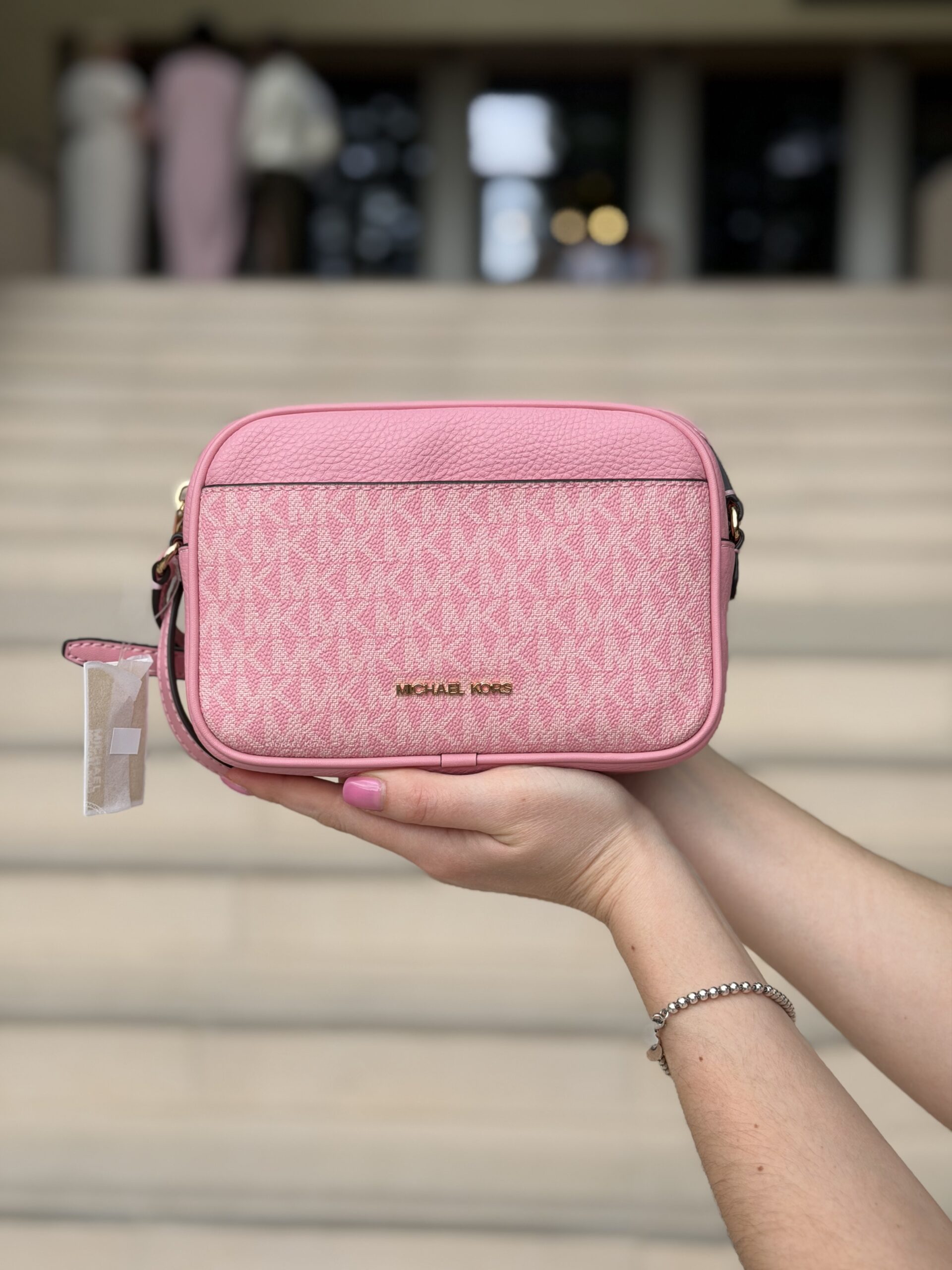 Jet Set Small Signature Logo Camera Crossbody Bag у кольорі Carnation Oeillet — жіноча сумка Michael Kors