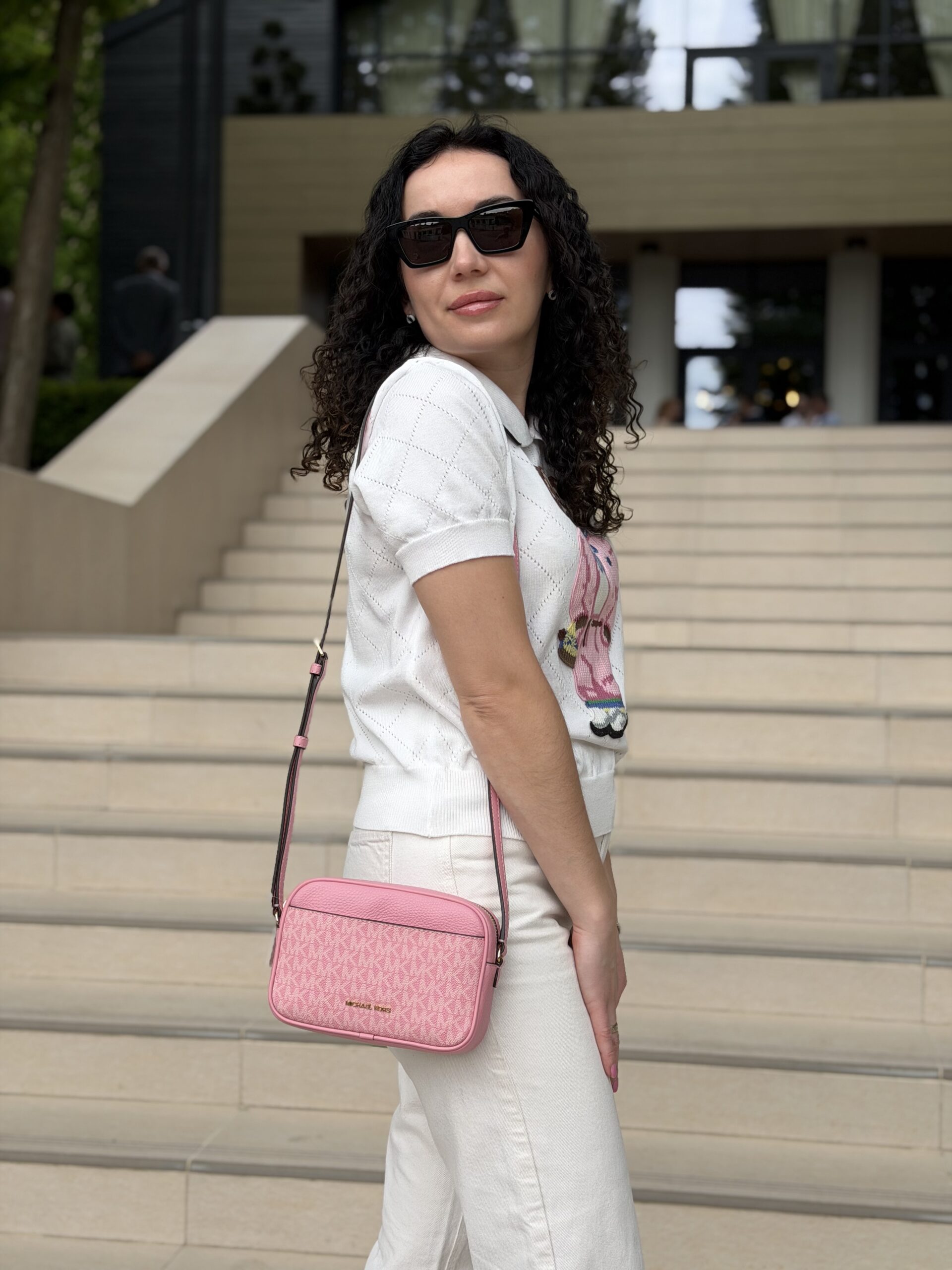 Jet Set Small Signature Logo Camera Crossbody Bag у кольорі Carnation Oeillet — жіноча сумка Michael Kors - Зображення 9