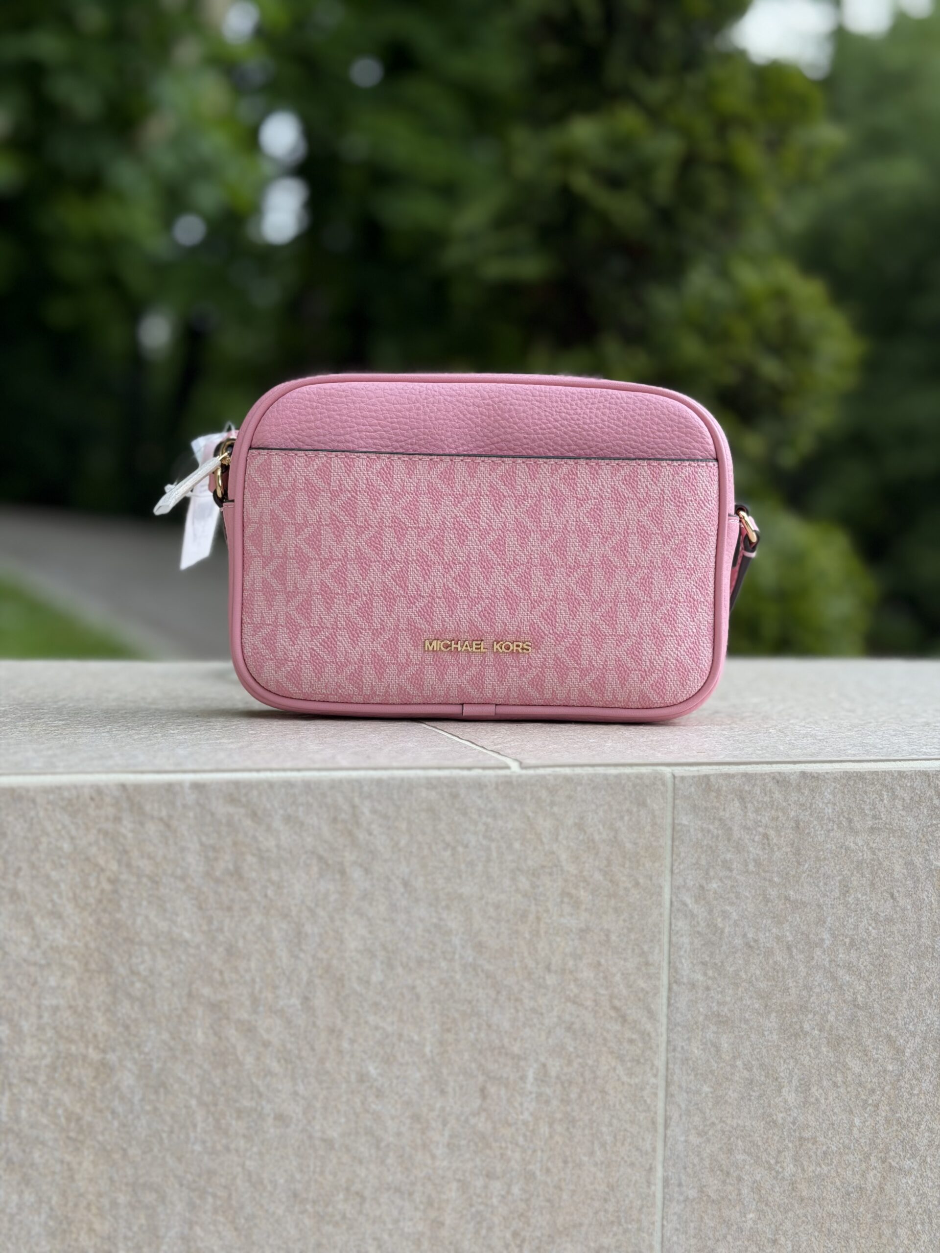 Jet Set Small Signature Logo Camera Crossbody Bag у кольорі Carnation Oeillet — жіноча сумка Michael Kors - Зображення 3