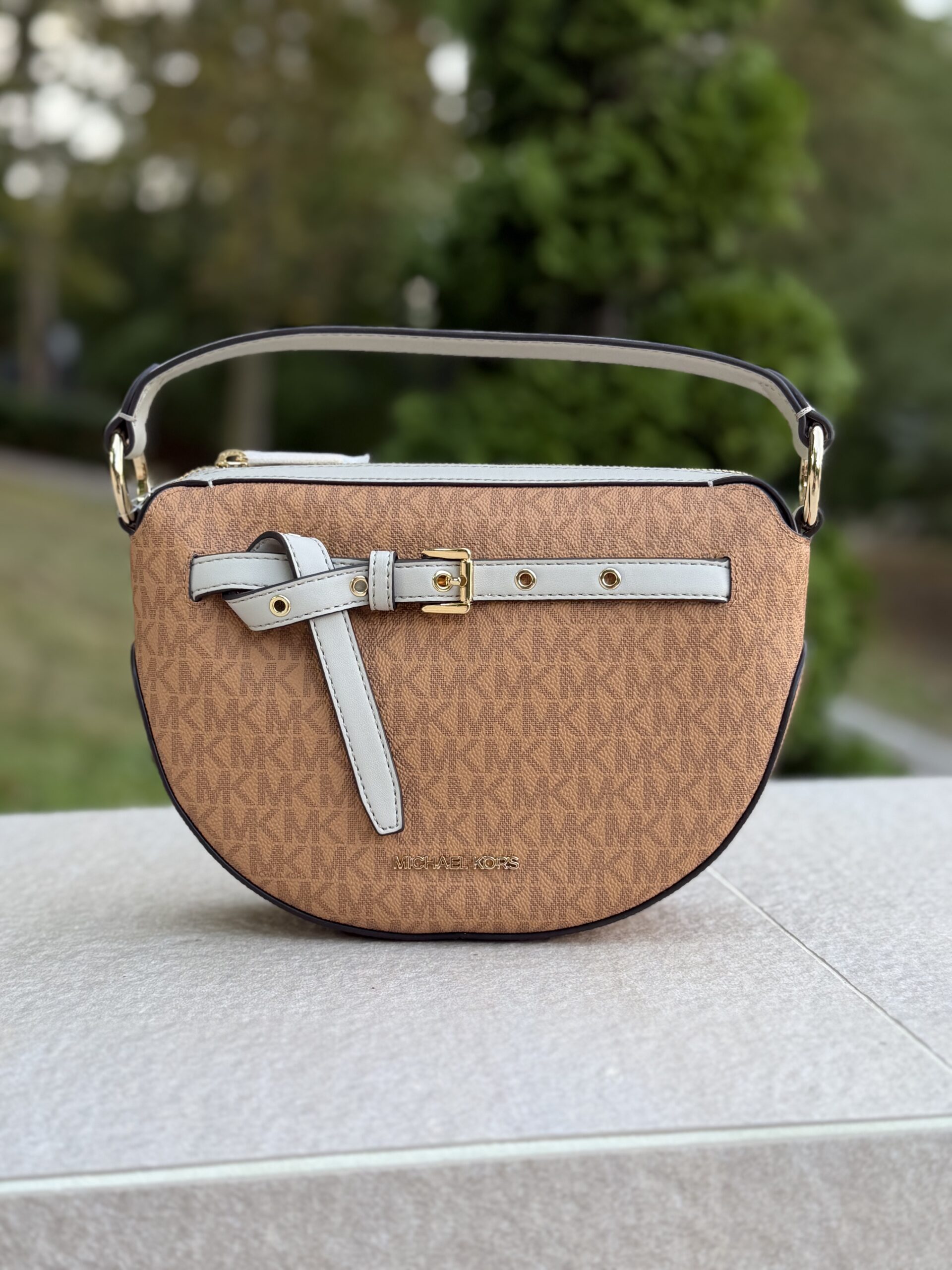 Emilia Medium Logo Shoulder Bag у кольорі Cuoio Multi - жіноча сумочка Michael Kors - Зображення 11