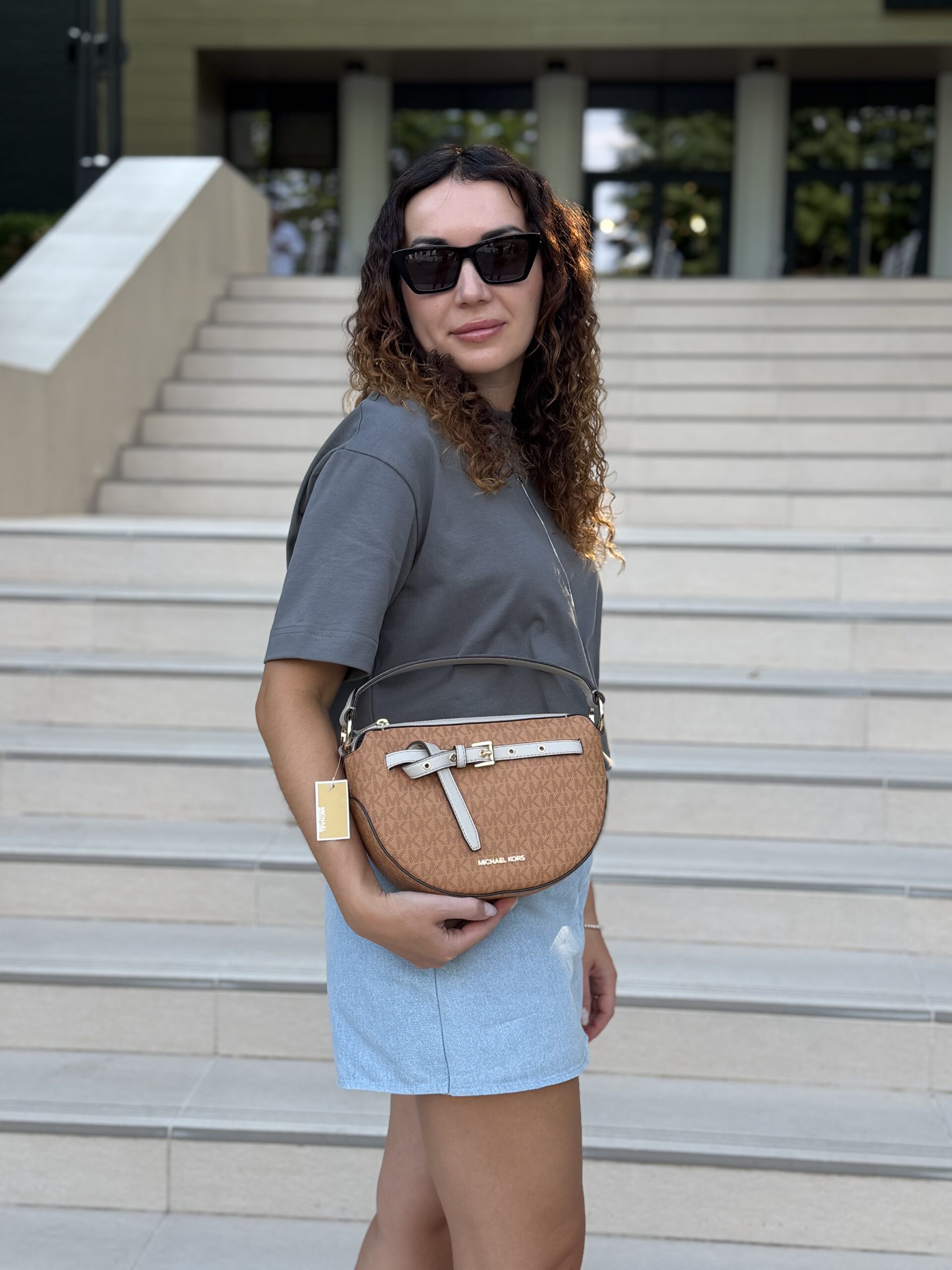 Emilia Medium Logo Shoulder Bag у кольорі Cuoio Multi - жіноча сумочка Michael Kors - Зображення 8