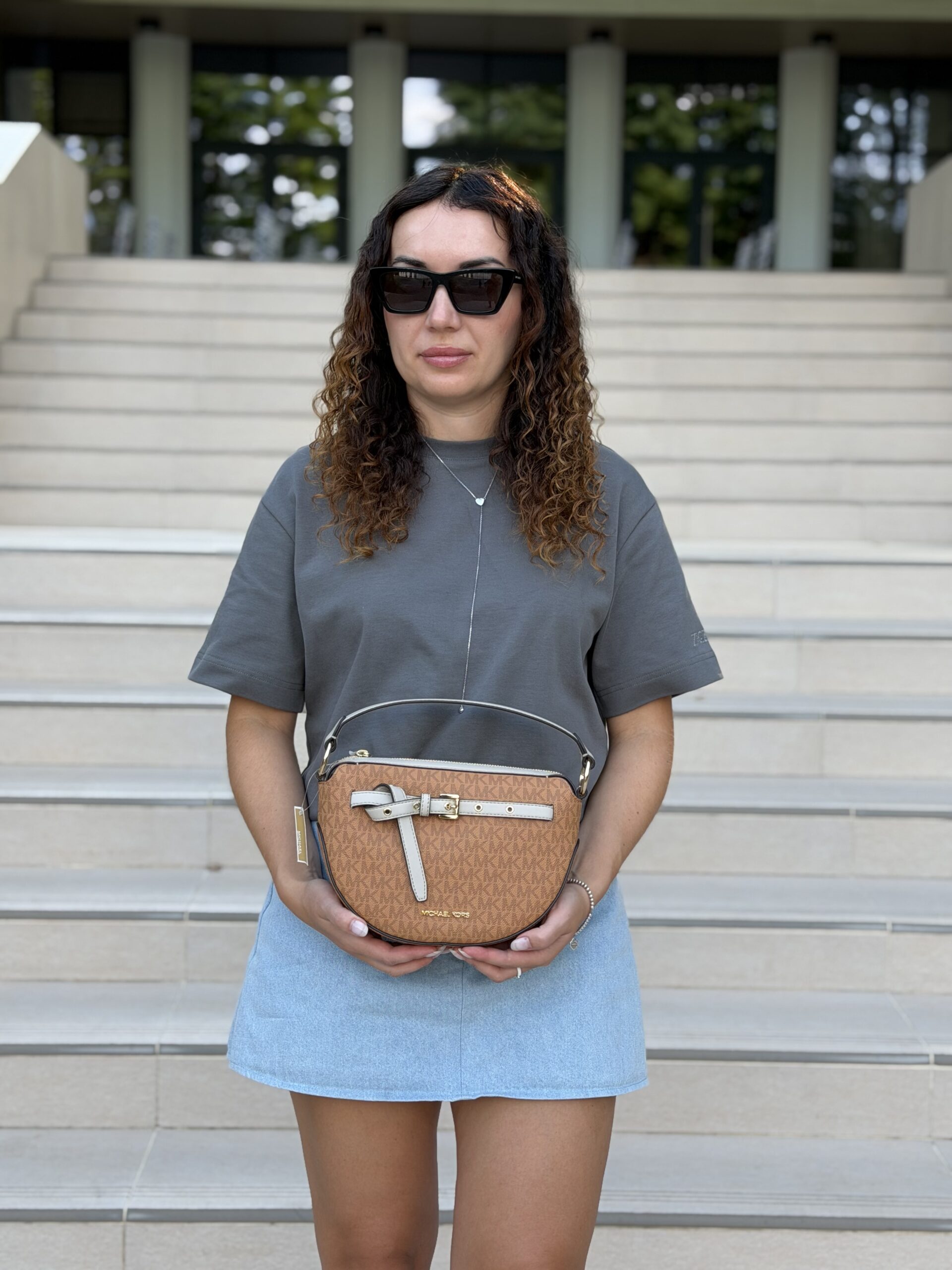 Emilia Medium Logo Shoulder Bag у кольорі Cuoio Multi - жіноча сумочка Michael Kors - Зображення 9