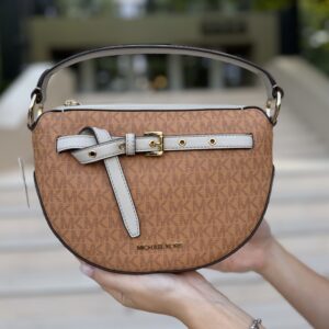 Emilia Medium Logo Shoulder Bag у кольорі Cuoio Multi - жіноча сумочка Michael Kors