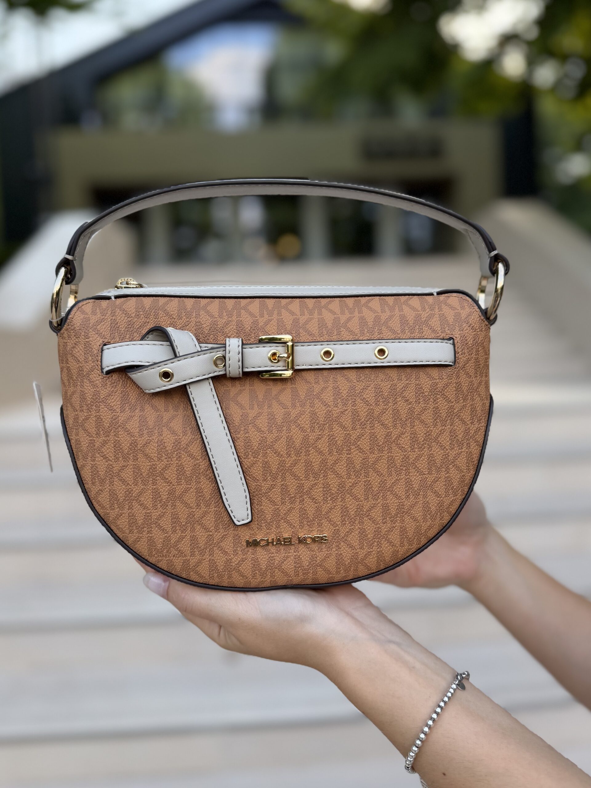 Emilia Medium Logo Shoulder Bag у кольорі Cuoio Multi - жіноча сумочка Michael Kors