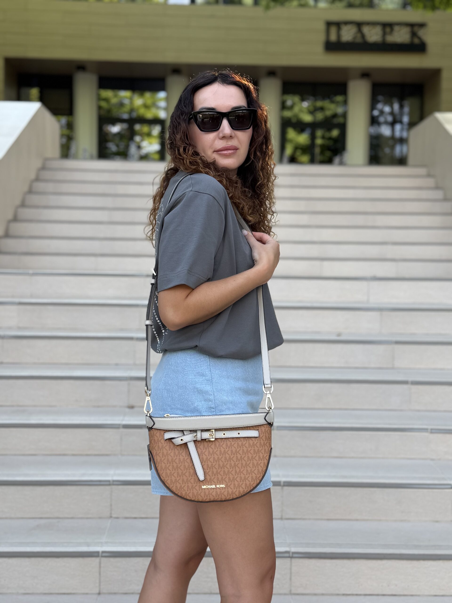 Emilia Medium Logo Shoulder Bag у кольорі Cuoio Multi - жіноча сумочка Michael Kors - Зображення 4