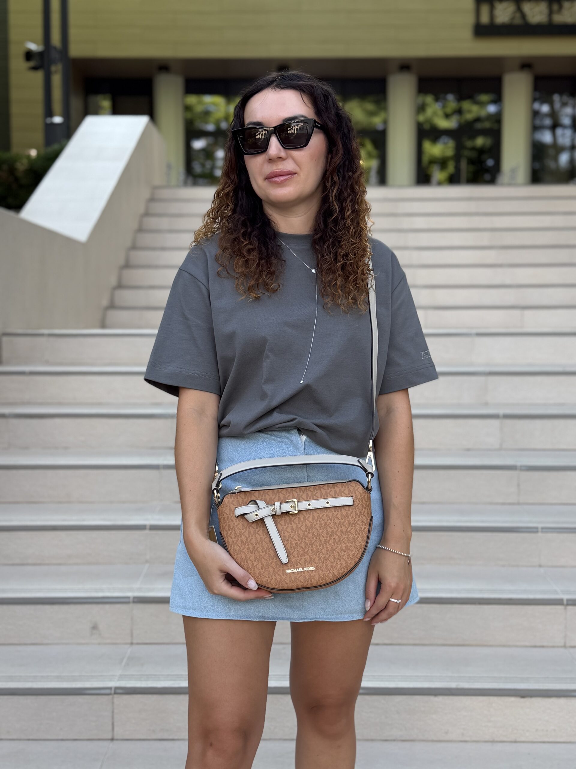 Emilia Medium Logo Shoulder Bag у кольорі Cuoio Multi - жіноча сумочка Michael Kors - Зображення 2