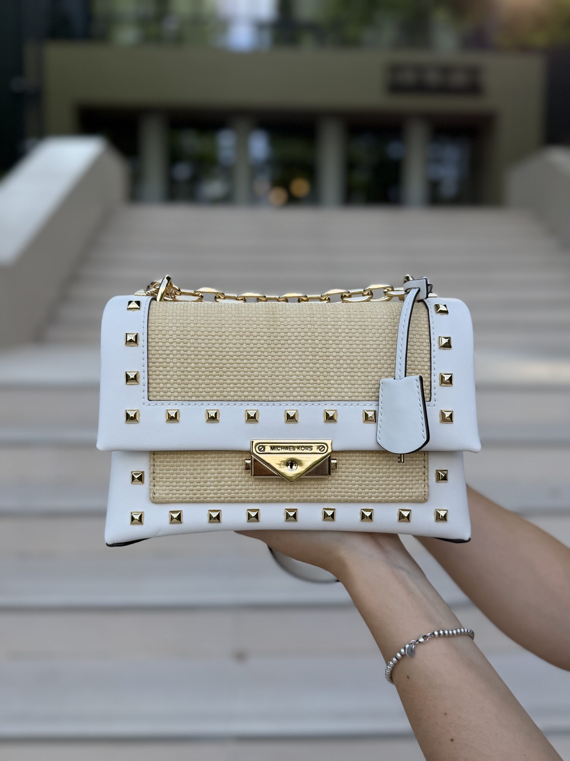 Cece Medium Straw and Studded Shoulder Bag у кольорі Optic White - жіноча сумочка Michael Kors