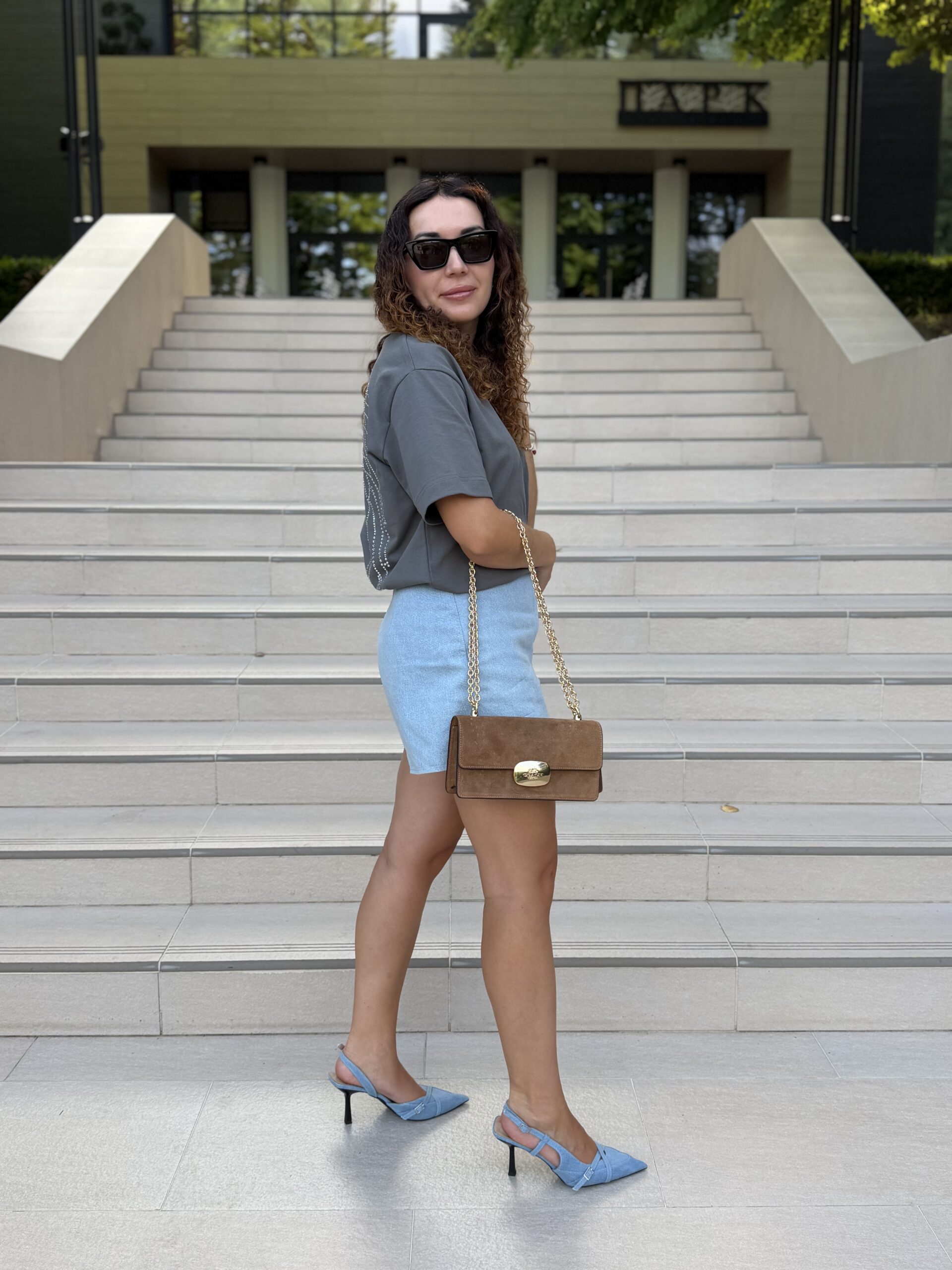 Eliza Flap Crossbody Bag In Suede у кольорі Sienna - жіноча сумочка Coach - Зображення 2