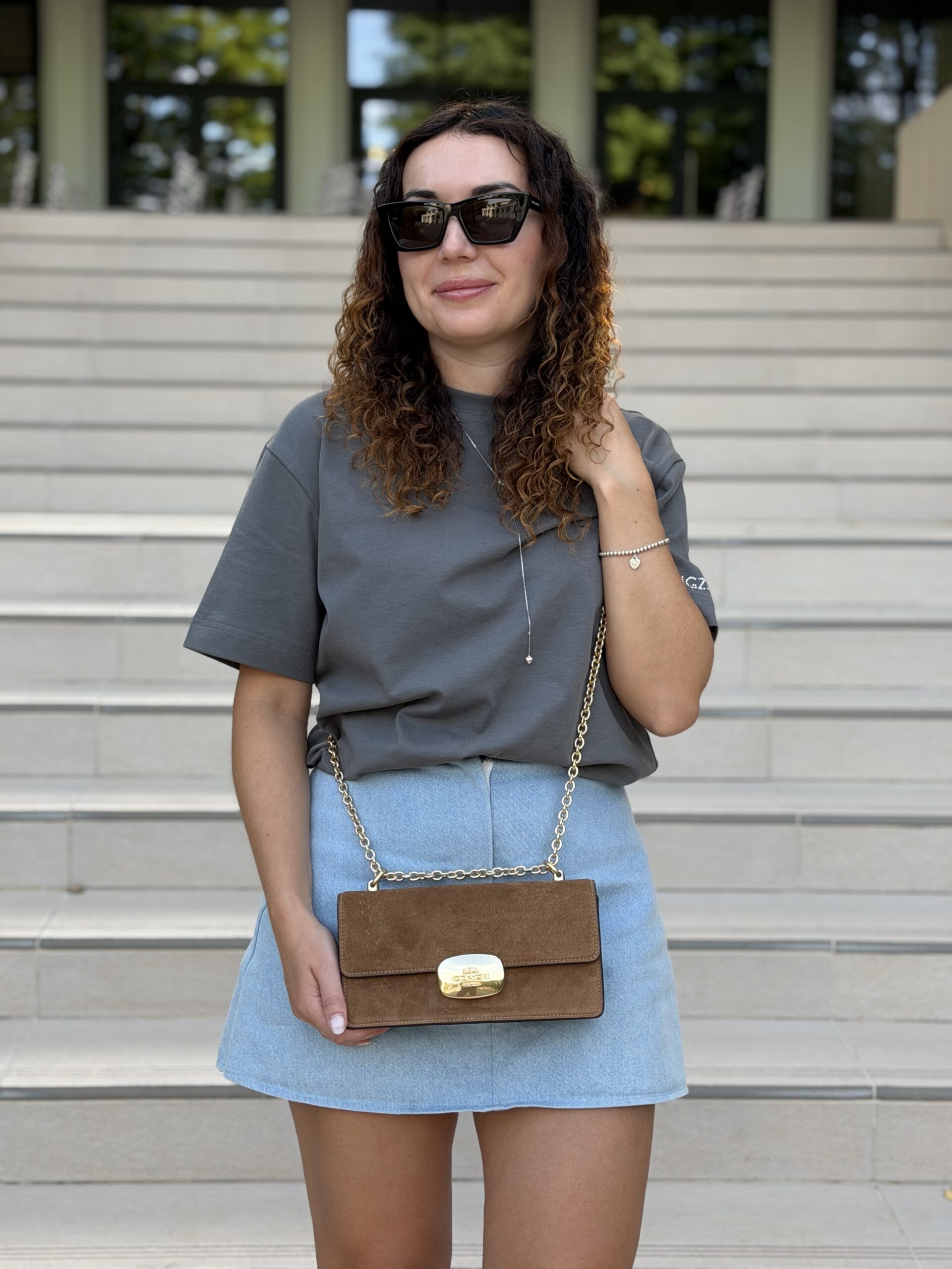 Eliza Flap Crossbody Bag In Suede у кольорі Sienna - жіноча сумочка Coach - Зображення 5