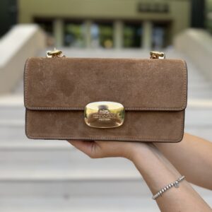 Eliza Flap Crossbody Bag In Suede у кольорі Sienna - жіноча сумочка Coach