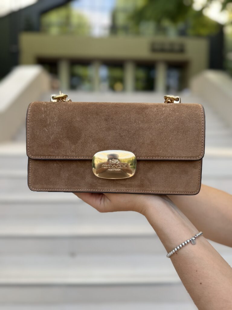 Eliza Flap Crossbody Bag In Suede у кольорі Sienna - жіноча сумочка Coach