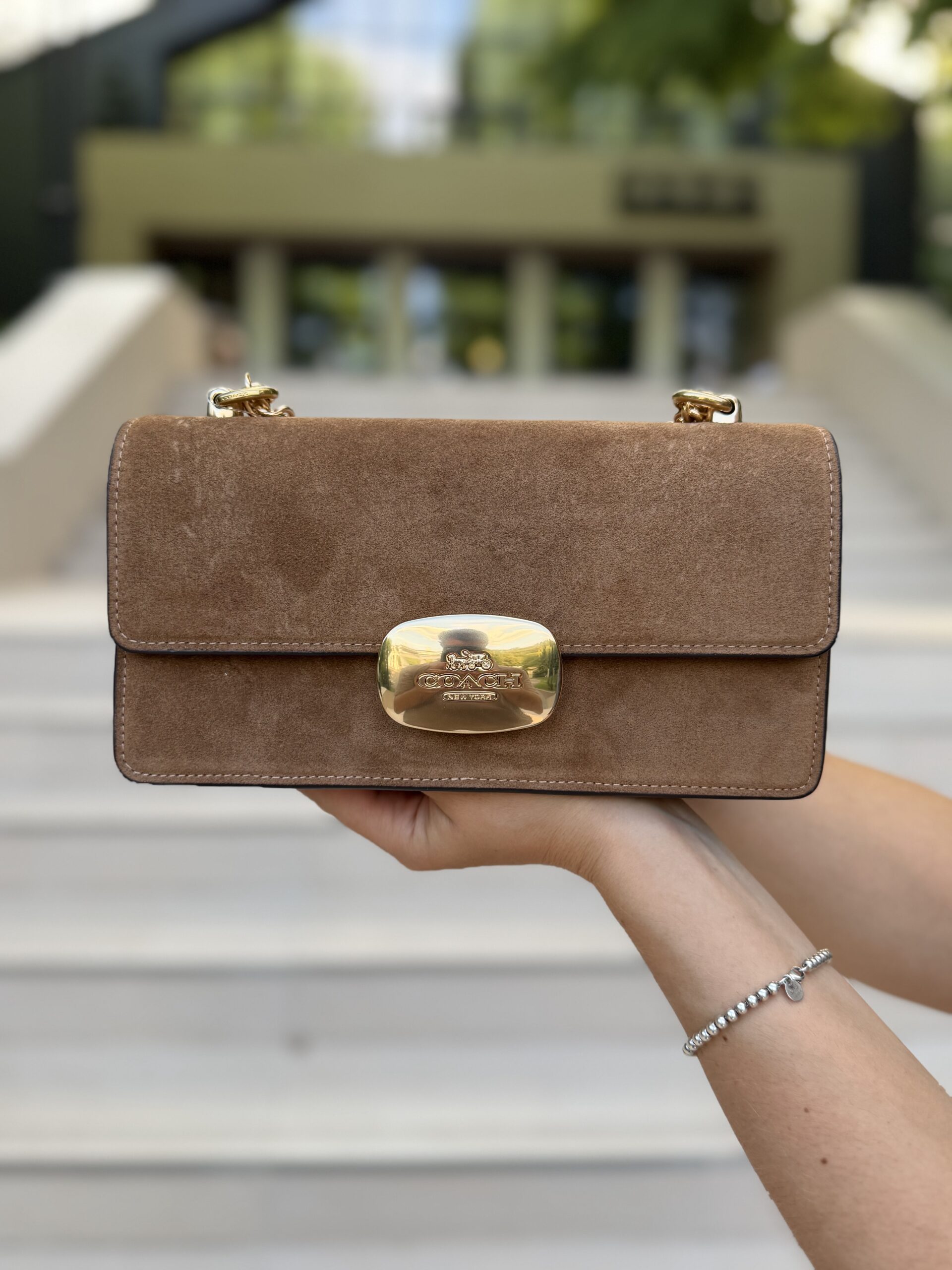 Eliza Flap Crossbody Bag In Suede у кольорі Sienna - жіноча сумочка Coach