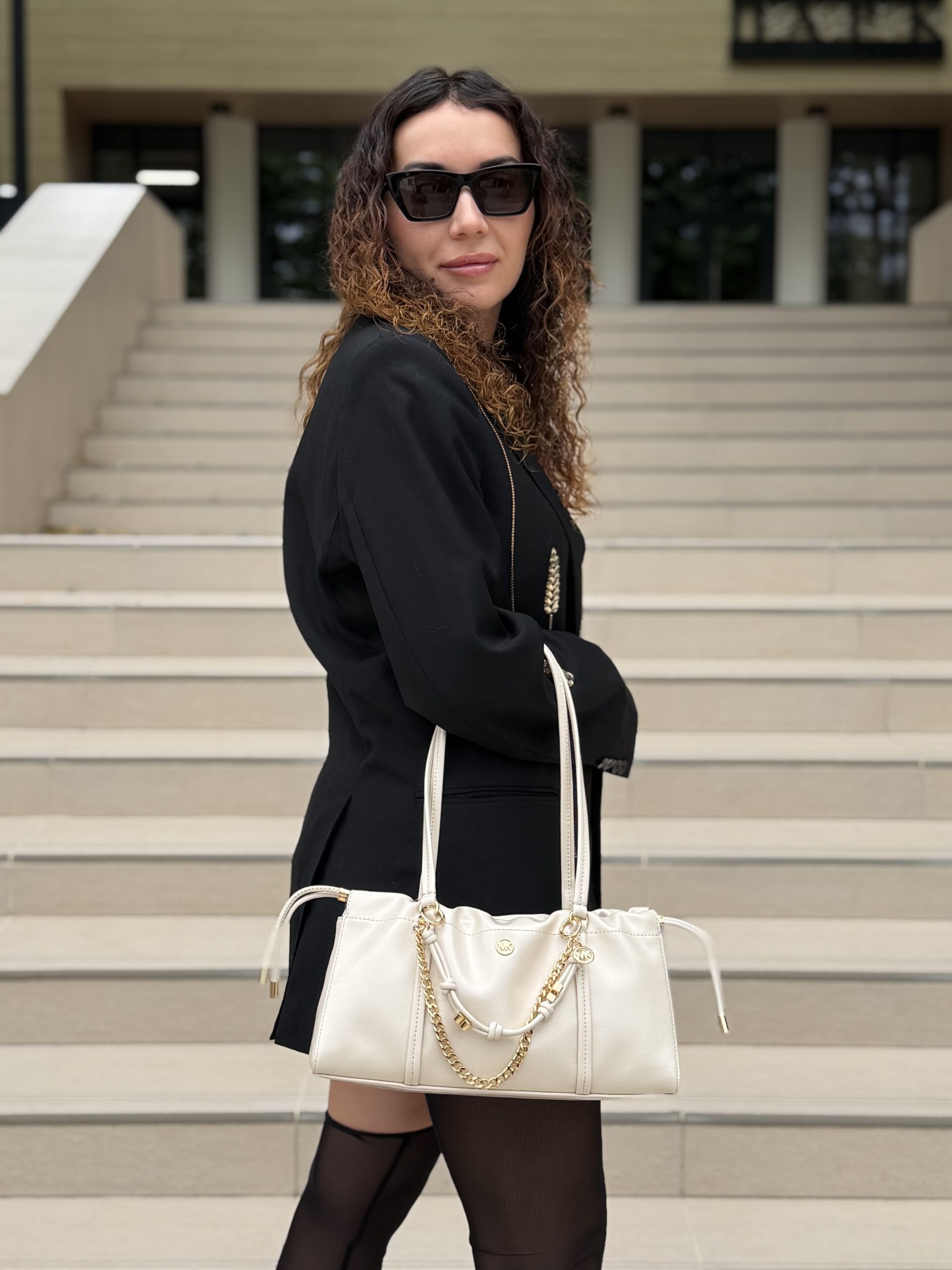 Matilda Small Cinched Shoulder Bag у кольорі Cream — жіноча сумка Michael Kors - Зображення 2