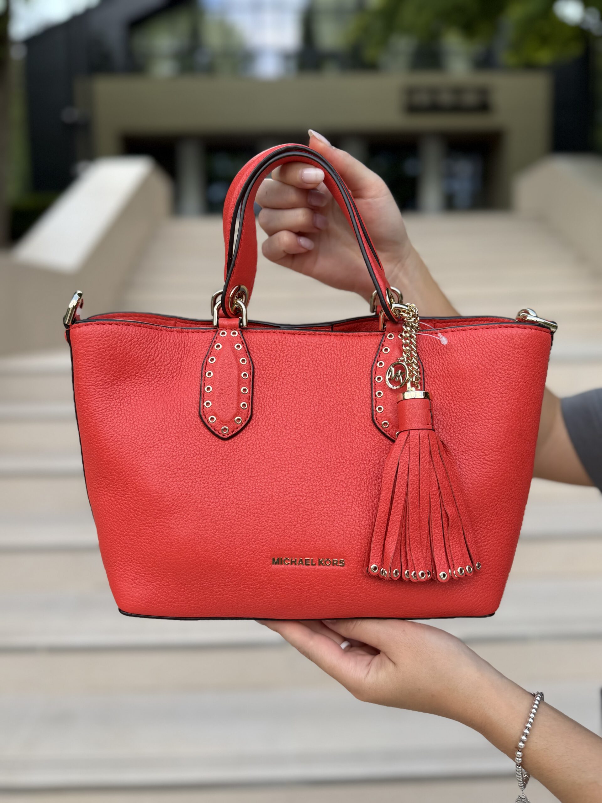 Brooklyn Small Pebbled Leather Satchel у кольорі Sea Coral - жіноча сумочка Michael Kors