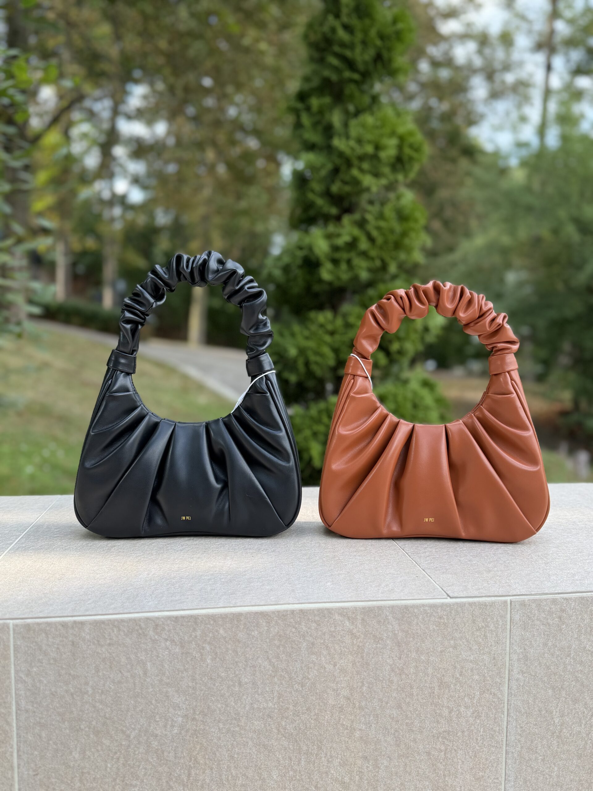 Gabbi Ruched Hobo Handbag у кольорі Black - жіноча сумочка JW PEI - Зображення 6