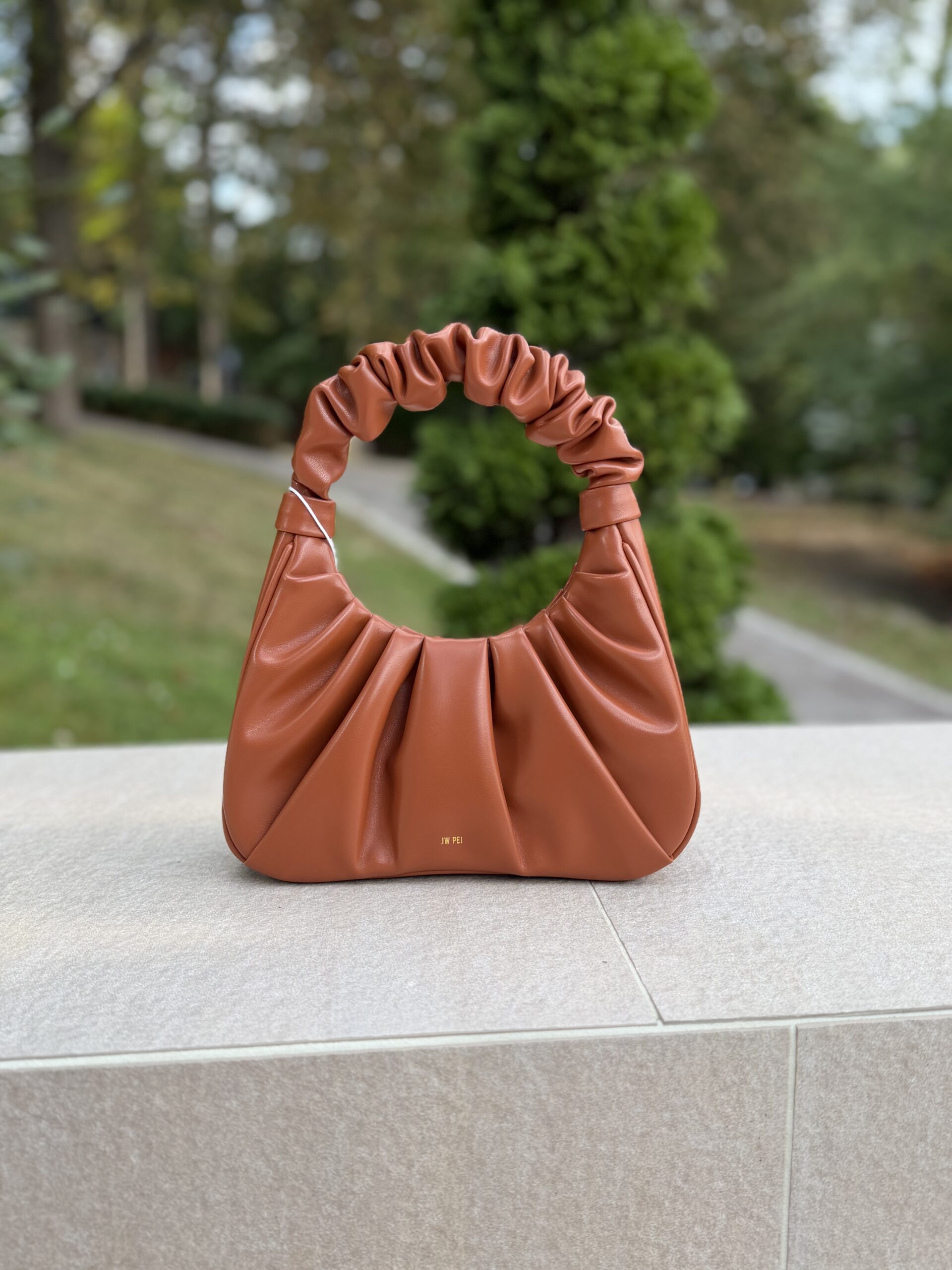 Gabbi Ruched Hobo Handbag у кольорі Nutella - жіноча сумочка JW PEI - Зображення 9