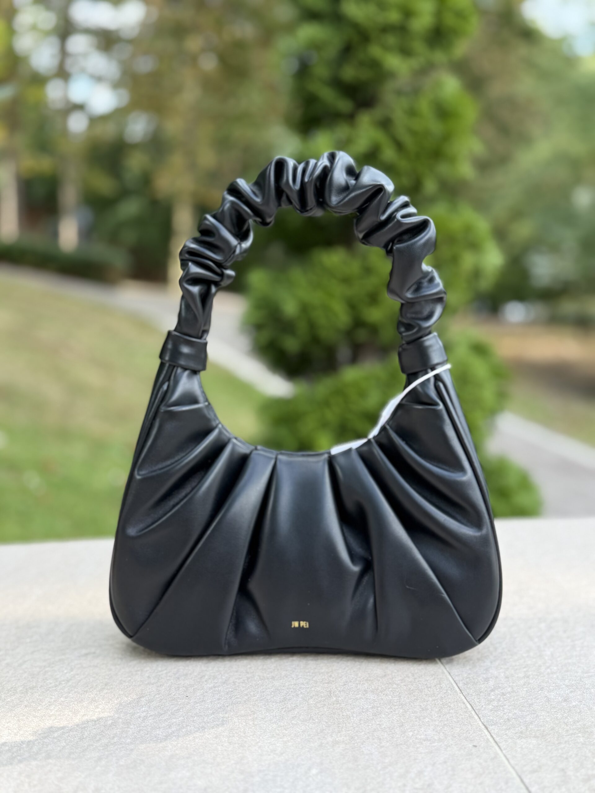 Gabbi Ruched Hobo Handbag у кольорі Black - жіноча сумочка JW PEI - Зображення 9