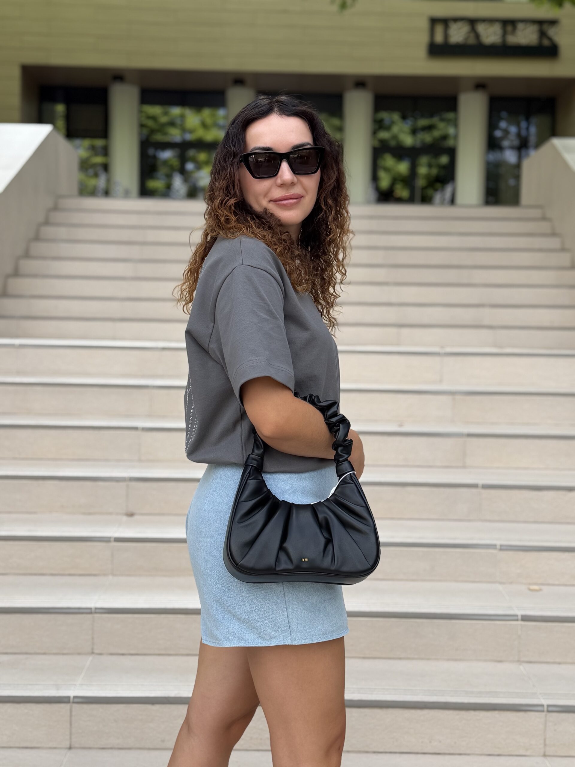Gabbi Ruched Hobo Handbag у кольорі Black - жіноча сумочка JW PEI - Зображення 7