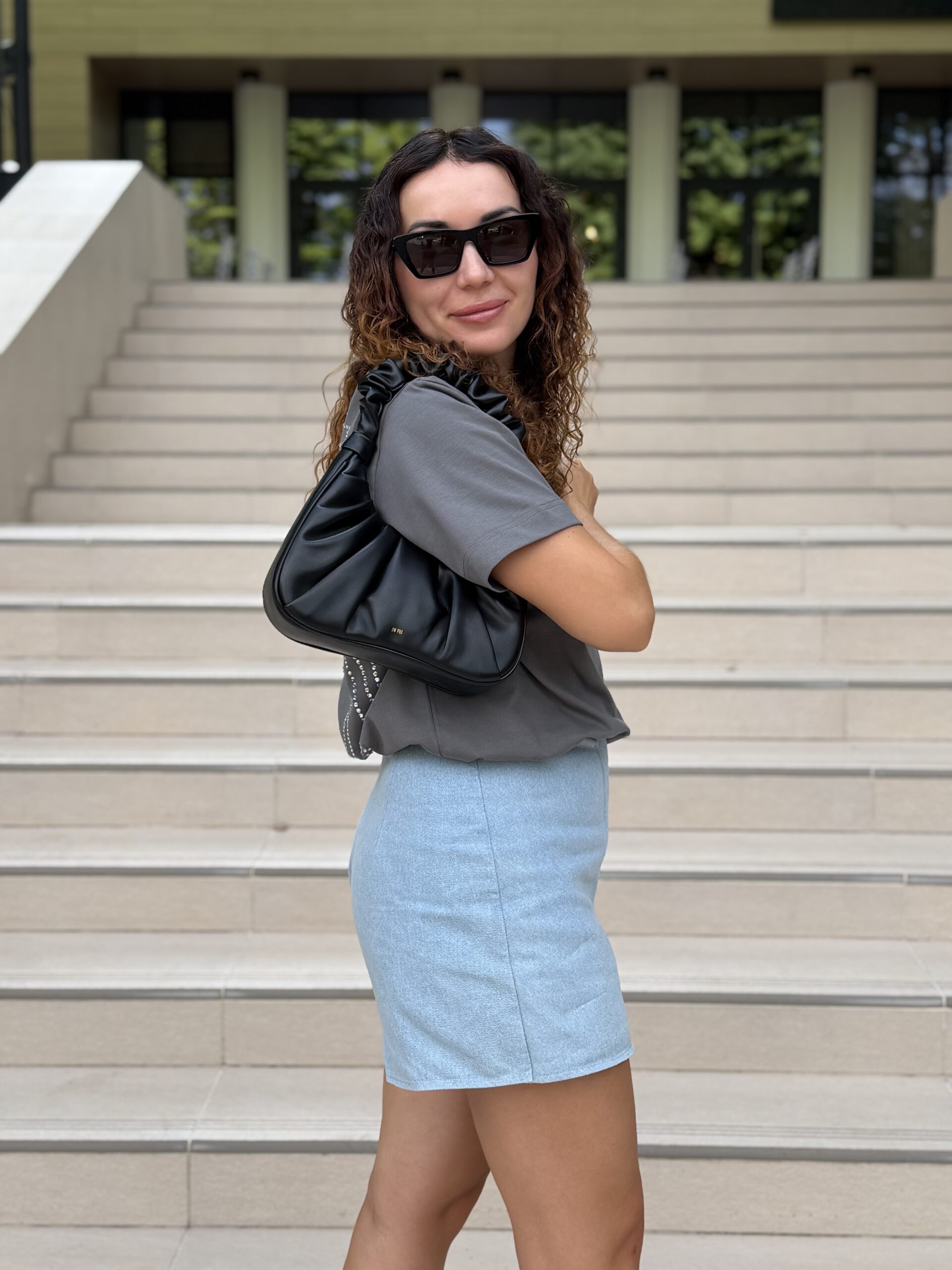 Gabbi Ruched Hobo Handbag у кольорі Black - жіноча сумочка JW PEI - Зображення 5