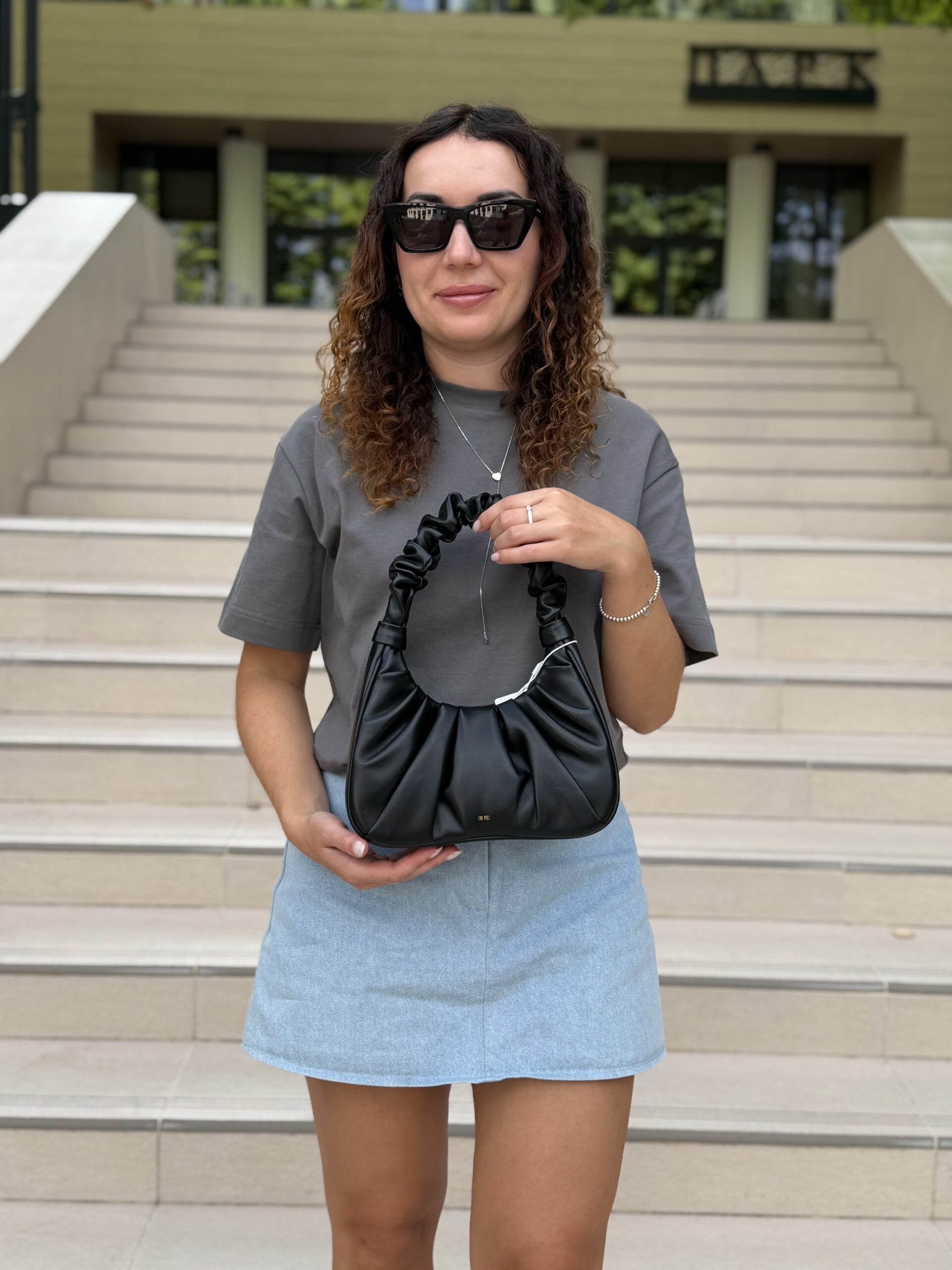 Gabbi Ruched Hobo Handbag у кольорі Black - жіноча сумочка JW PEI - Зображення 3