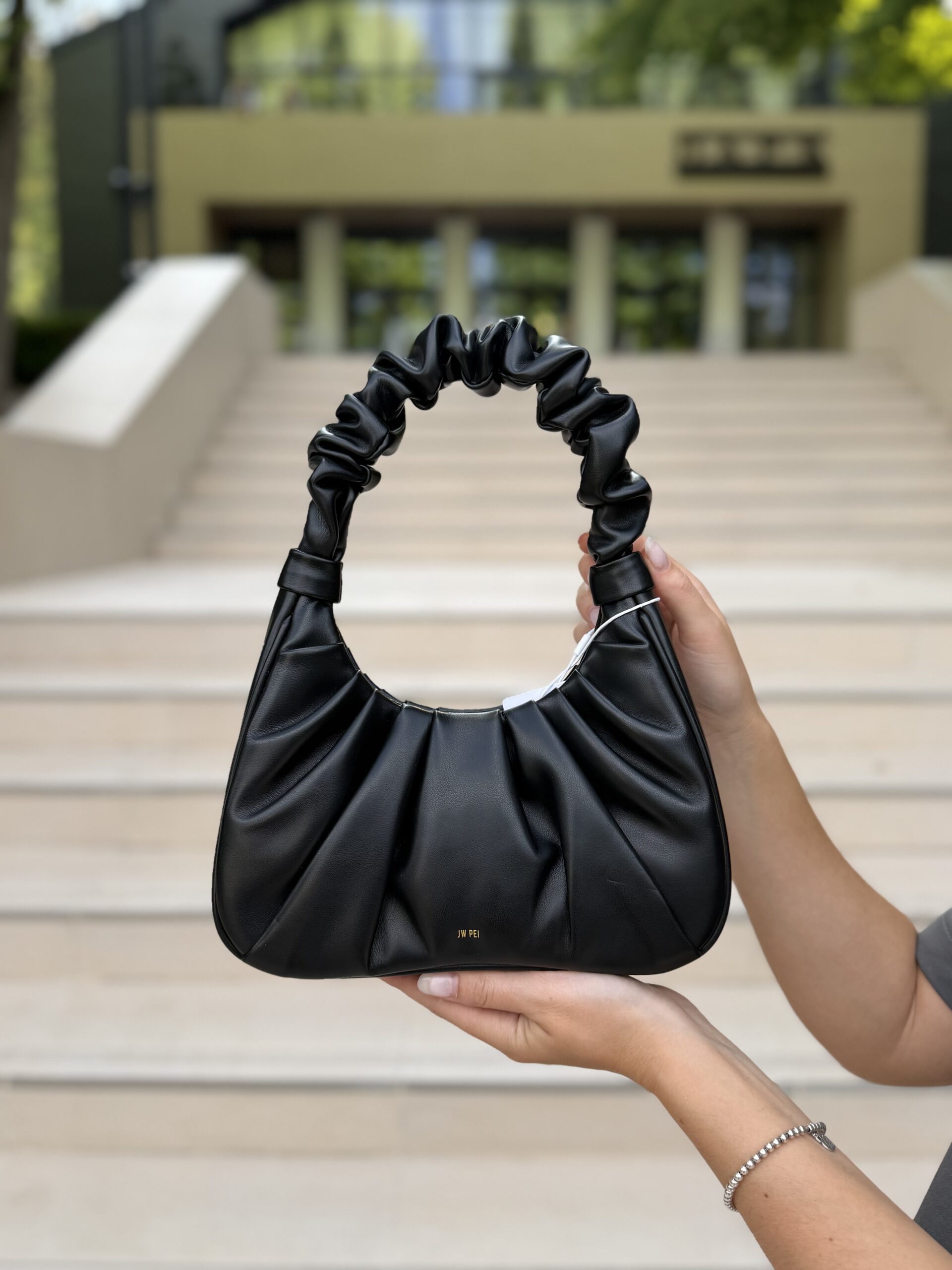 Gabbi Ruched Hobo Handbag у кольорі Black - жіноча сумочка JW PEI