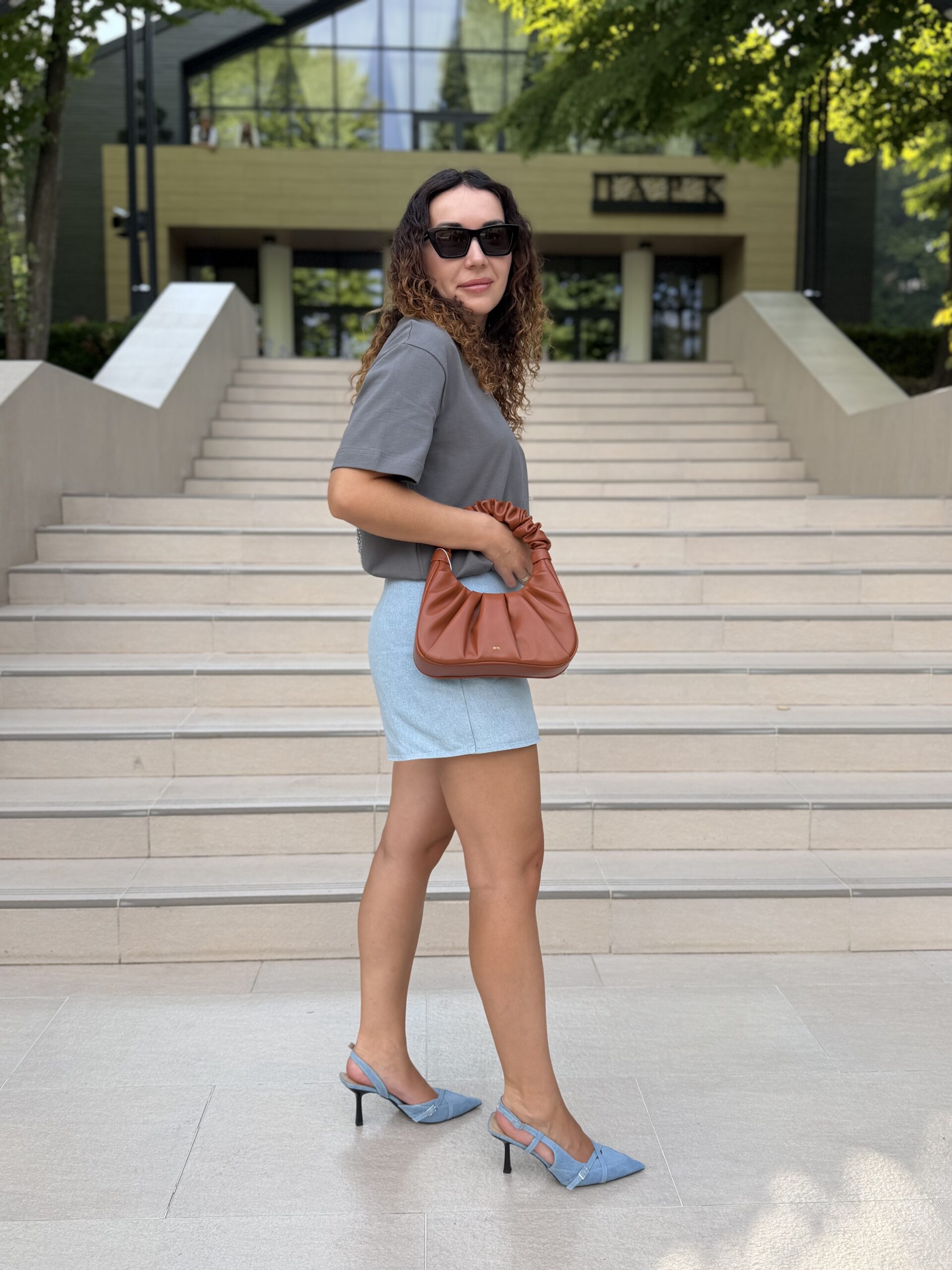 Gabbi Ruched Hobo Handbag у кольорі Nutella - жіноча сумочка JW PEI - Зображення 4