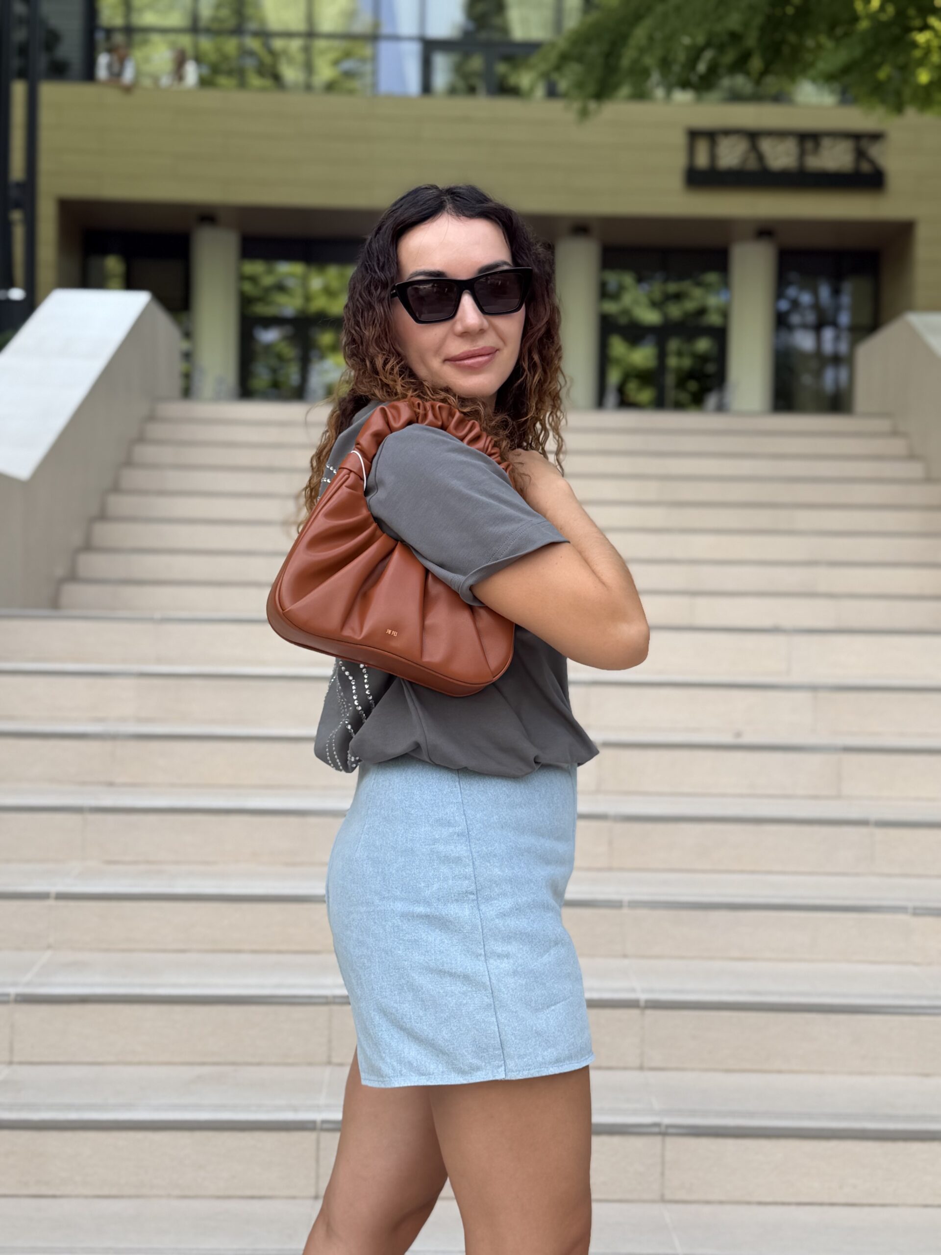 Gabbi Ruched Hobo Handbag у кольорі Nutella - жіноча сумочка JW PEI - Зображення 2