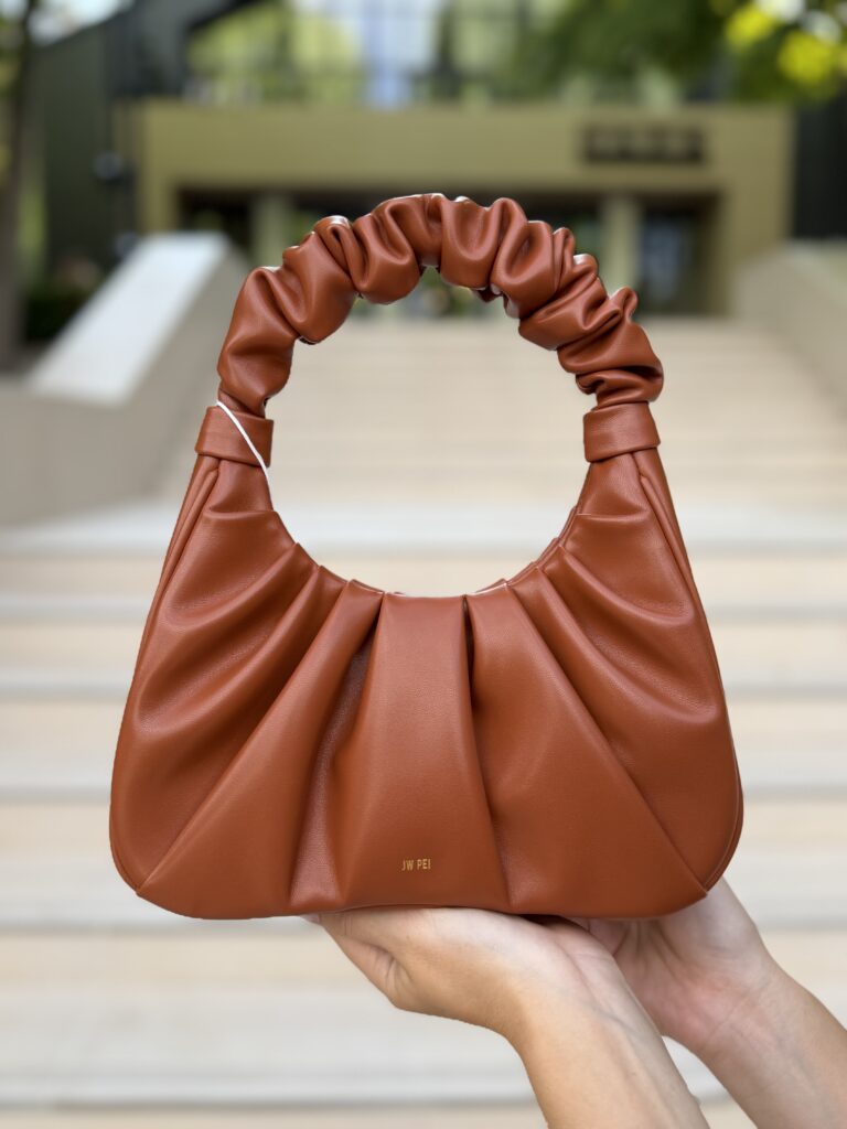 Gabbi Ruched Hobo Handbag у кольорі Nutella - жіноча сумочка JW PEI
